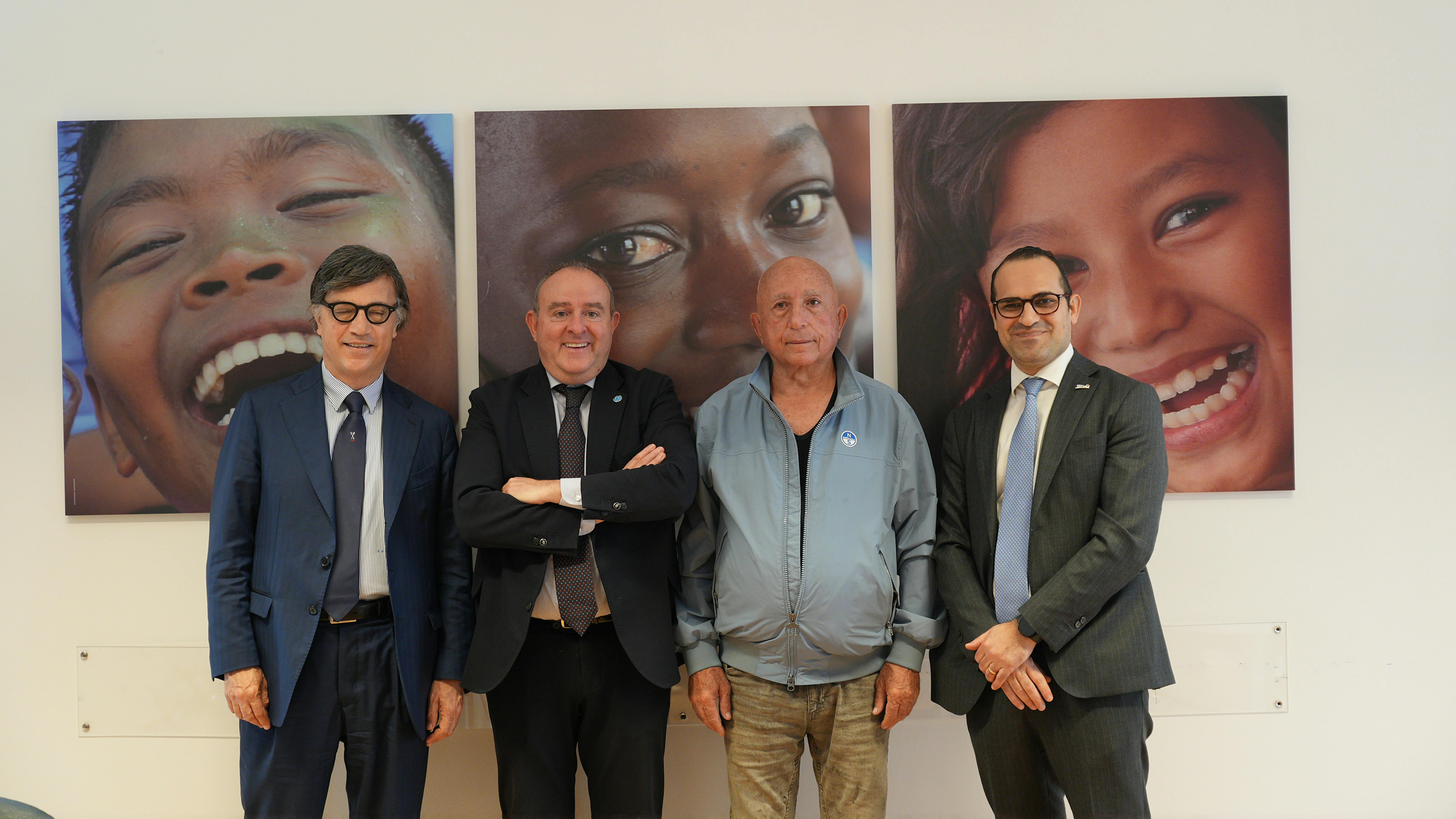 Da sinistra Giuseppe Galati Responsabile Scientifico de I Sud del Mondo ETS, il Presidente dell'UNICEF Italia Nicola Graziano, il Maestro Franco Azzinari Artista – “Il Pittore del Vento”.e Pompeo Torchia, Presidente de i Sud del Mondo ETS - © UNICEF/2026/Leonardo Bellini