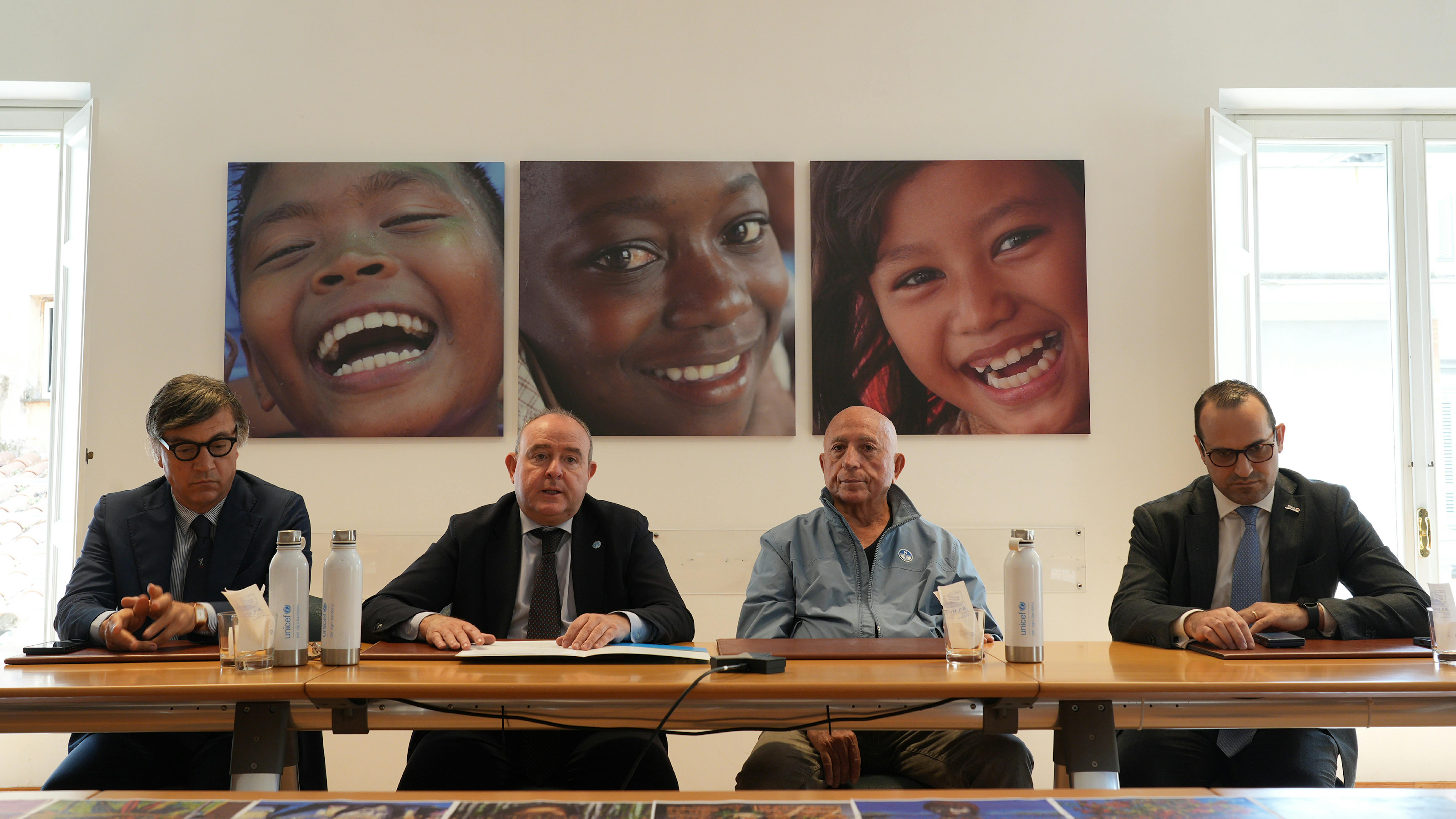 Da sinistra Giuseppe Galati Responsabile Scientifico de I Sud del Mondo ETS, il Presidente dell'UNICEF Italia Nicola Graziano, il Maestro Franco Azzinari Artista – “Il Pittore del Vento”.e Pompeo Torchia, Presidente de i Sud del Mondo ETS © UNICEF/2026/Leonardo Bellini