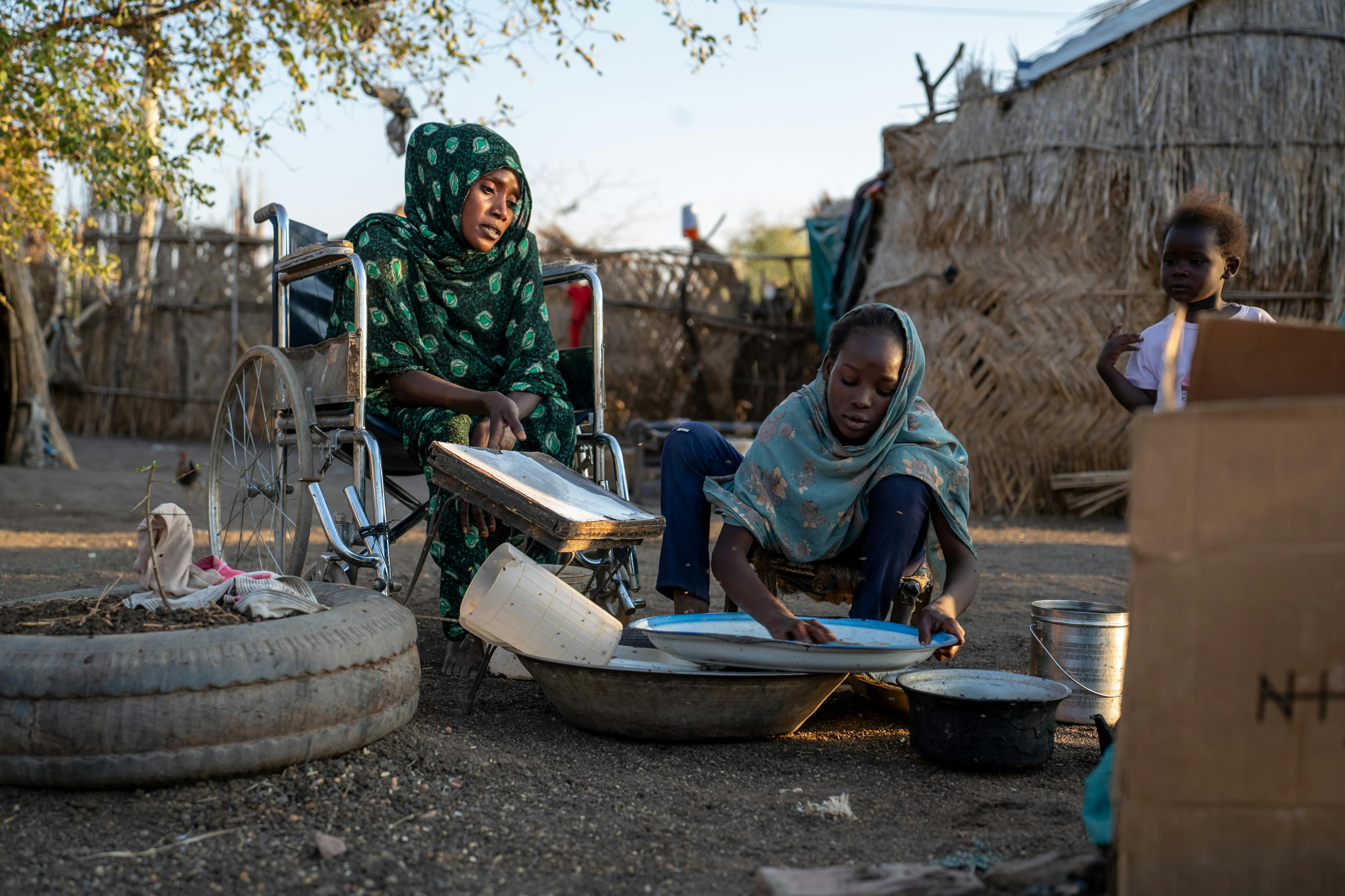 Alawiya e sua figlia Nariman, di 13 anni, lavano i piatti dopo un pasto nella loro casa situata nella zona rurale di Wasat Al Gadaref, nello Stato di Gedaref, in Sudan.