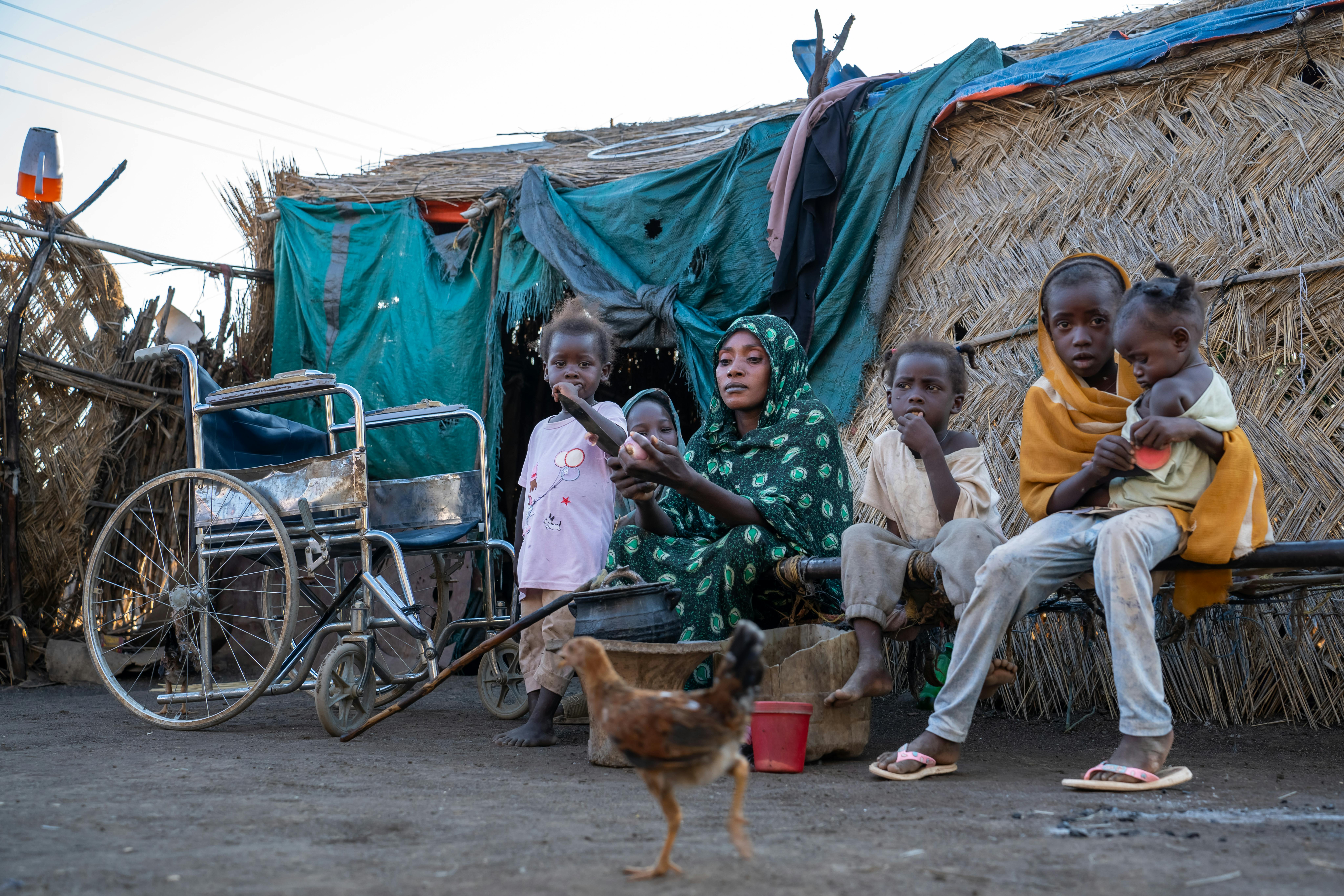 Alawiya e i suoi cinque figli sono seduti fuori dalla loro capanna a Wasat AL Gadaref, nello Stato di Gedaref, Sudan