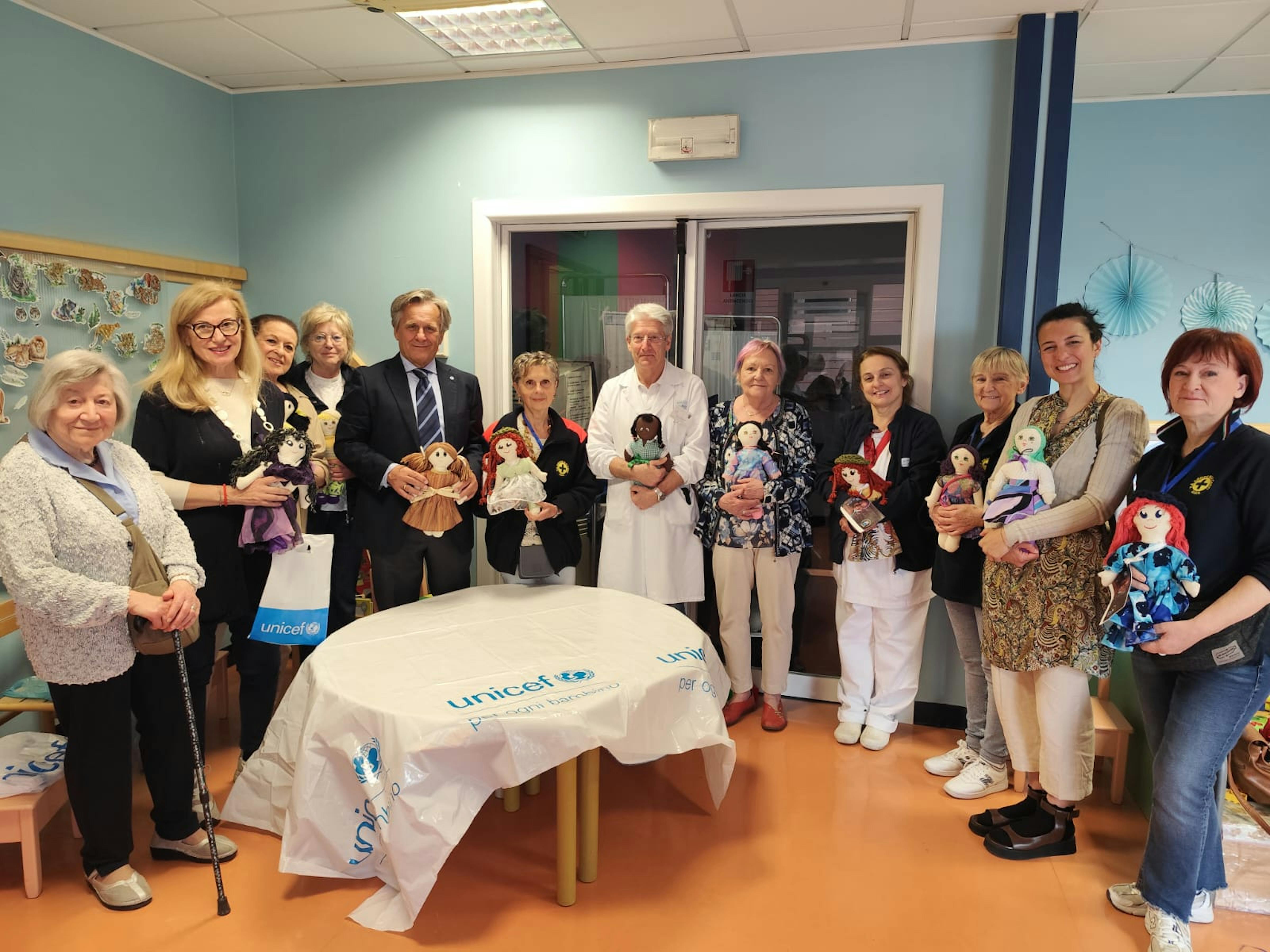 Volontari Unicef e staff pediatria insieme per i bambini