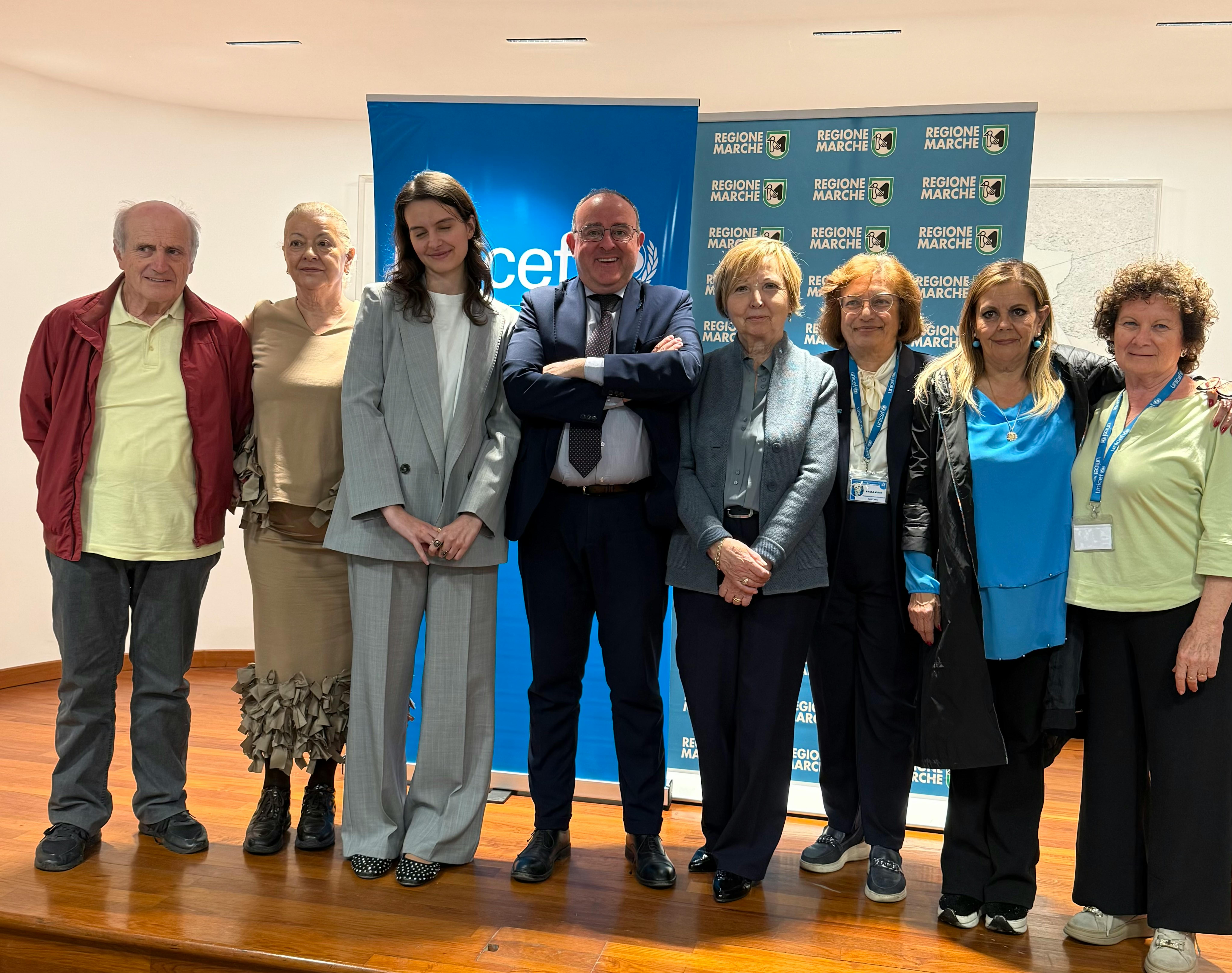 La delegazione dell'UNICEF composta da: la presidente regionale di UNICEF Marche, Mirella Mazzarini, i presidenti dei Comitati provinciali UNICEF di Ancona, Paola Guidi, di Ascoli Piceno, Silvana Guardiani, di Fermo, Marina Vita, di Macerata, Patrizia Scaramazza e di Pesaro Urbino, Giuseppe Diamantini e dalla volontaria di YOUNICEF e componente del Consiglio Direttivo, Virginia Barchiesi.