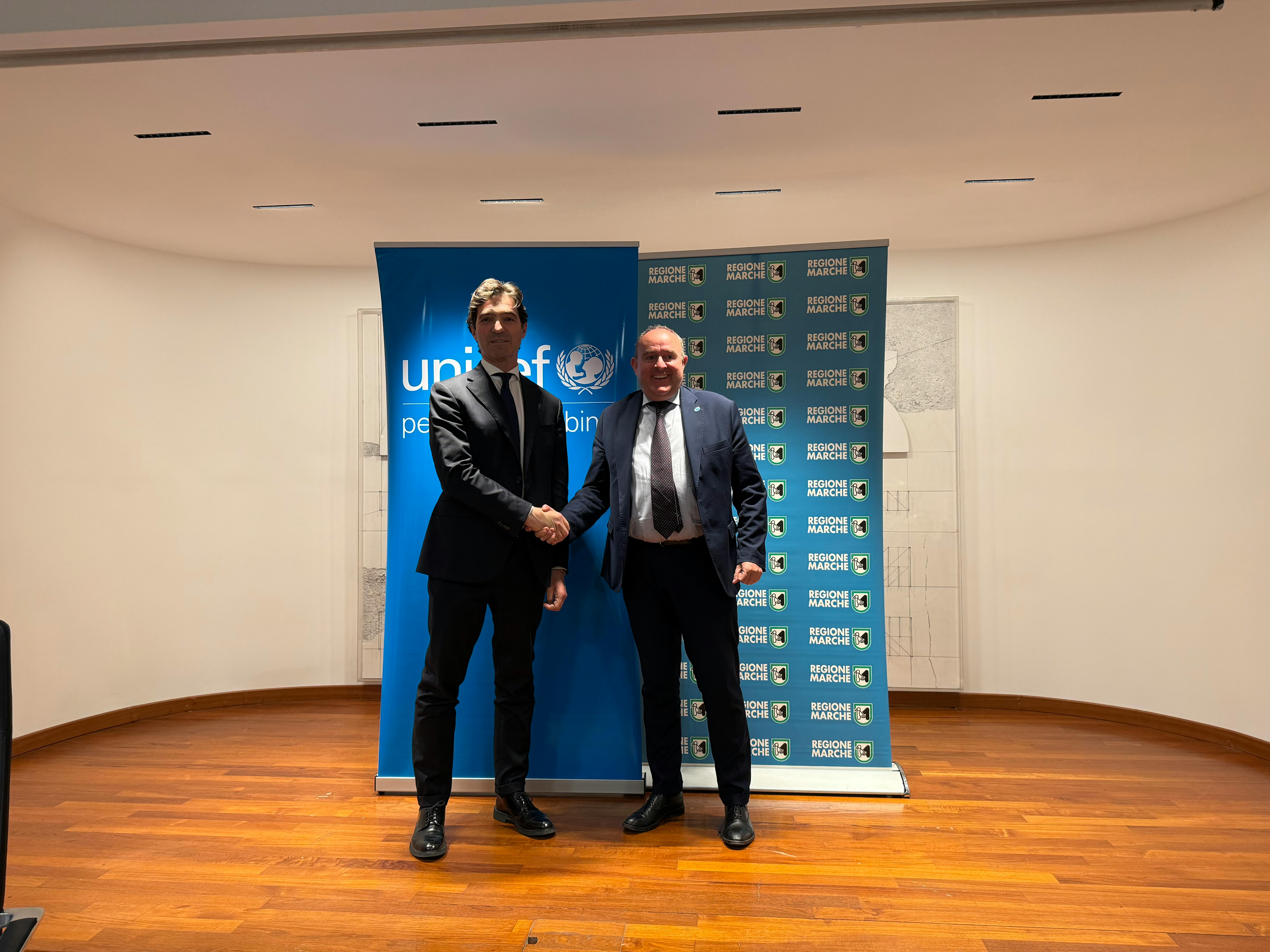 Ancona, a Palazzo Raffaello, il Presidente della Regione Marche Francesco Acquaroli stringe la mano al Presidente dell’UNICEF Italia Nicola Graziano