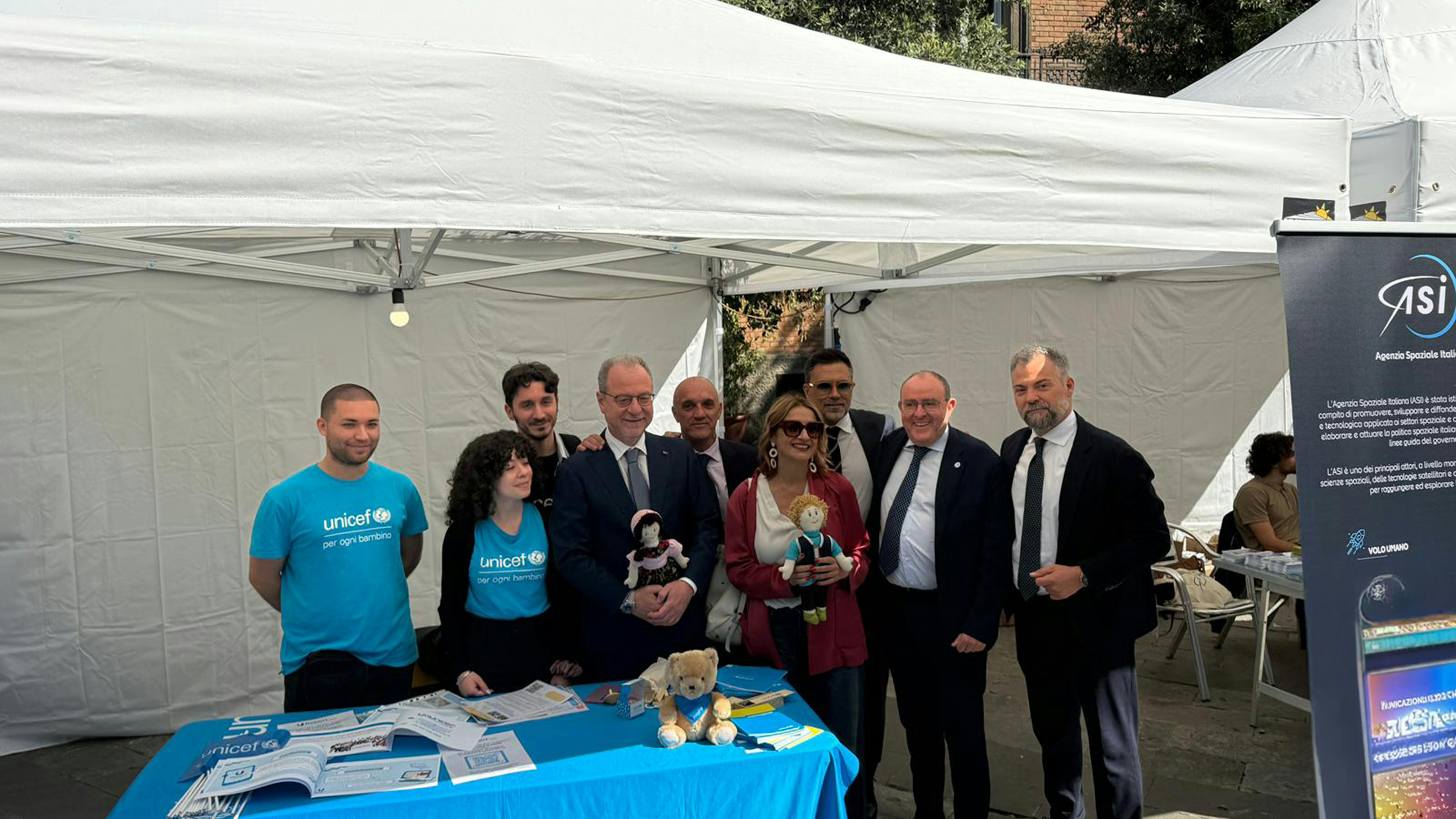Foto di gruppo, il quarto da sinistra l'Onorevole Giorgio Mulè, dietro a destra Luca Massaccessi e il secondo da destra il Presidente dell'UNICEF Italia Nicola Graziano