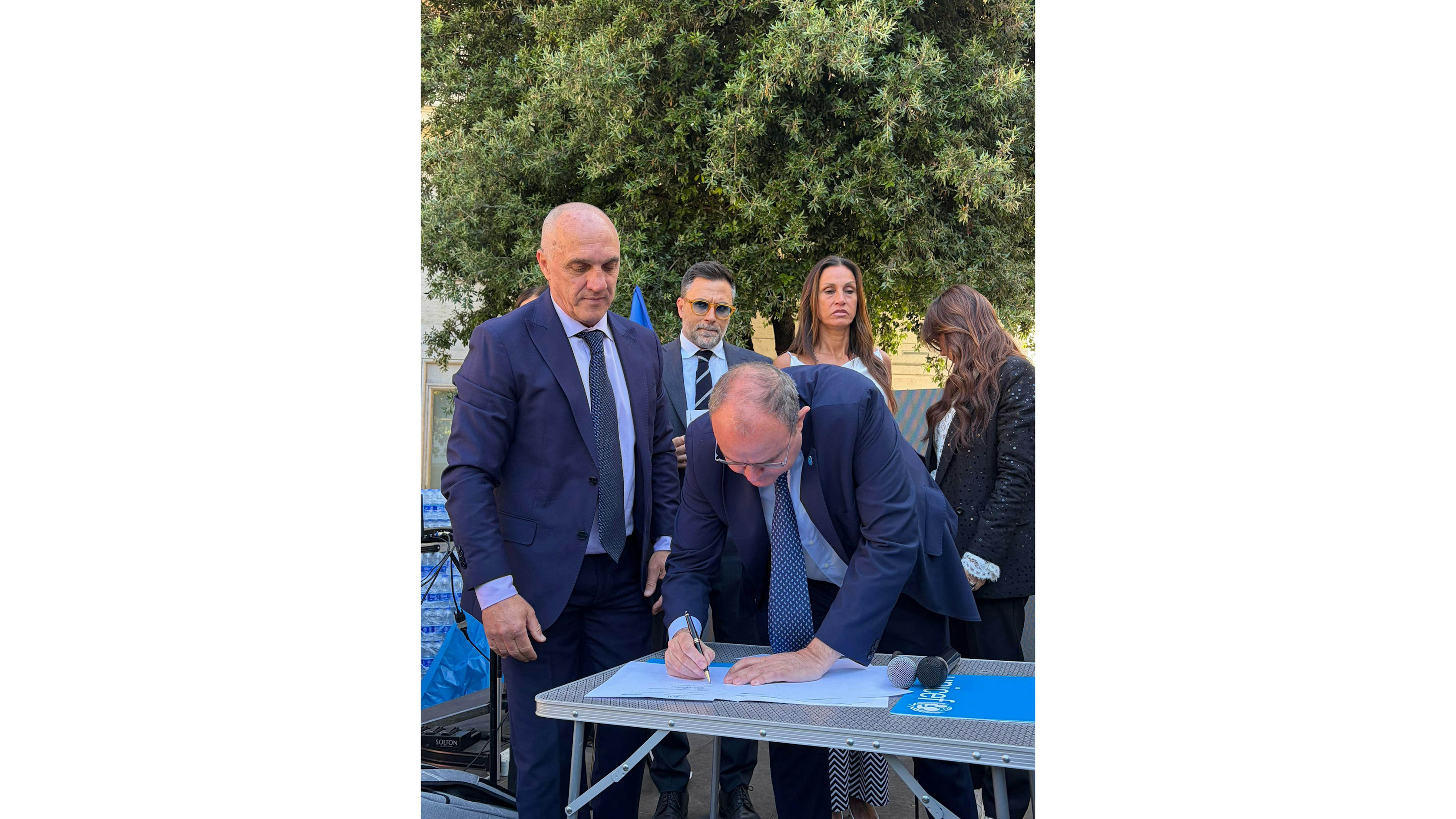 Un momento della firma del protocollo, da sinistra Luca Massaccesi e il Presidente dell'UNICEF Italia Nicola Graziano