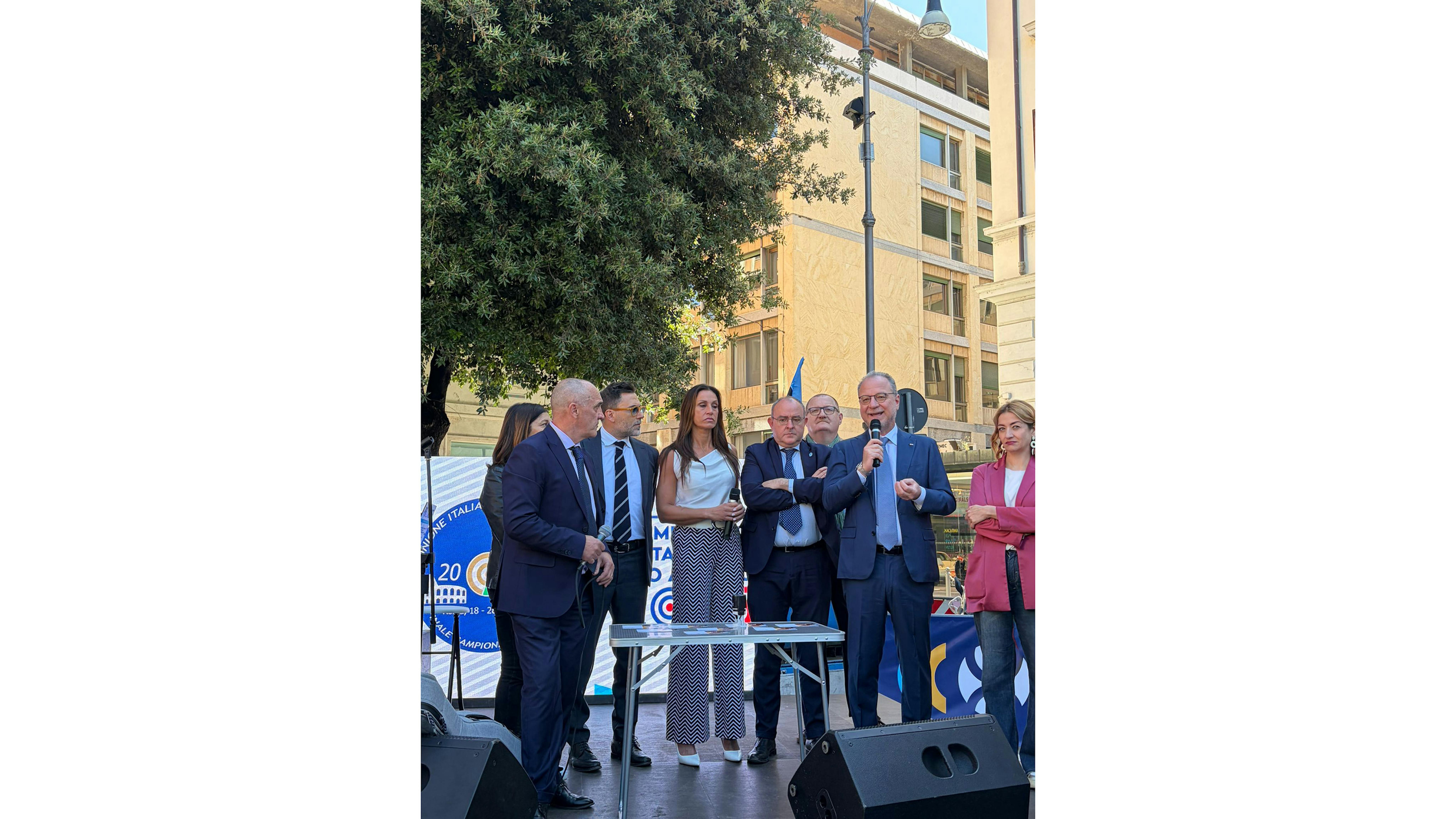 L'intervento dell'On.Giorgio Mulè durante l'evento. A sinistra il Presidente dell'UNICEF Italia Nicola Graziano