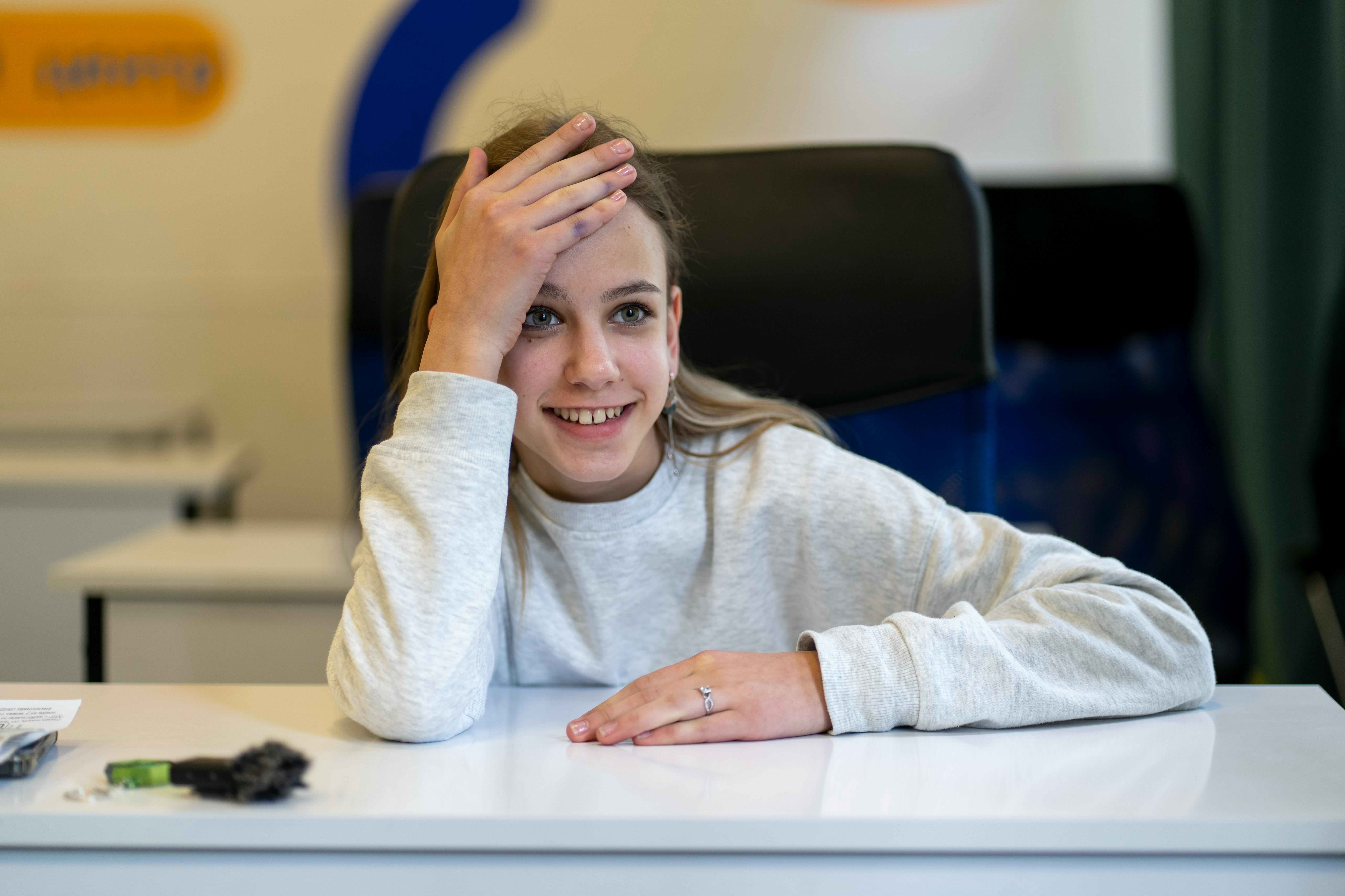 Alisa, 13 anni, vive in Ucraina con un tumore alla spina dorsale. Nonostante la guerra e le operazioni, sogna di diventare architetta per ricostruire il suo Paese.