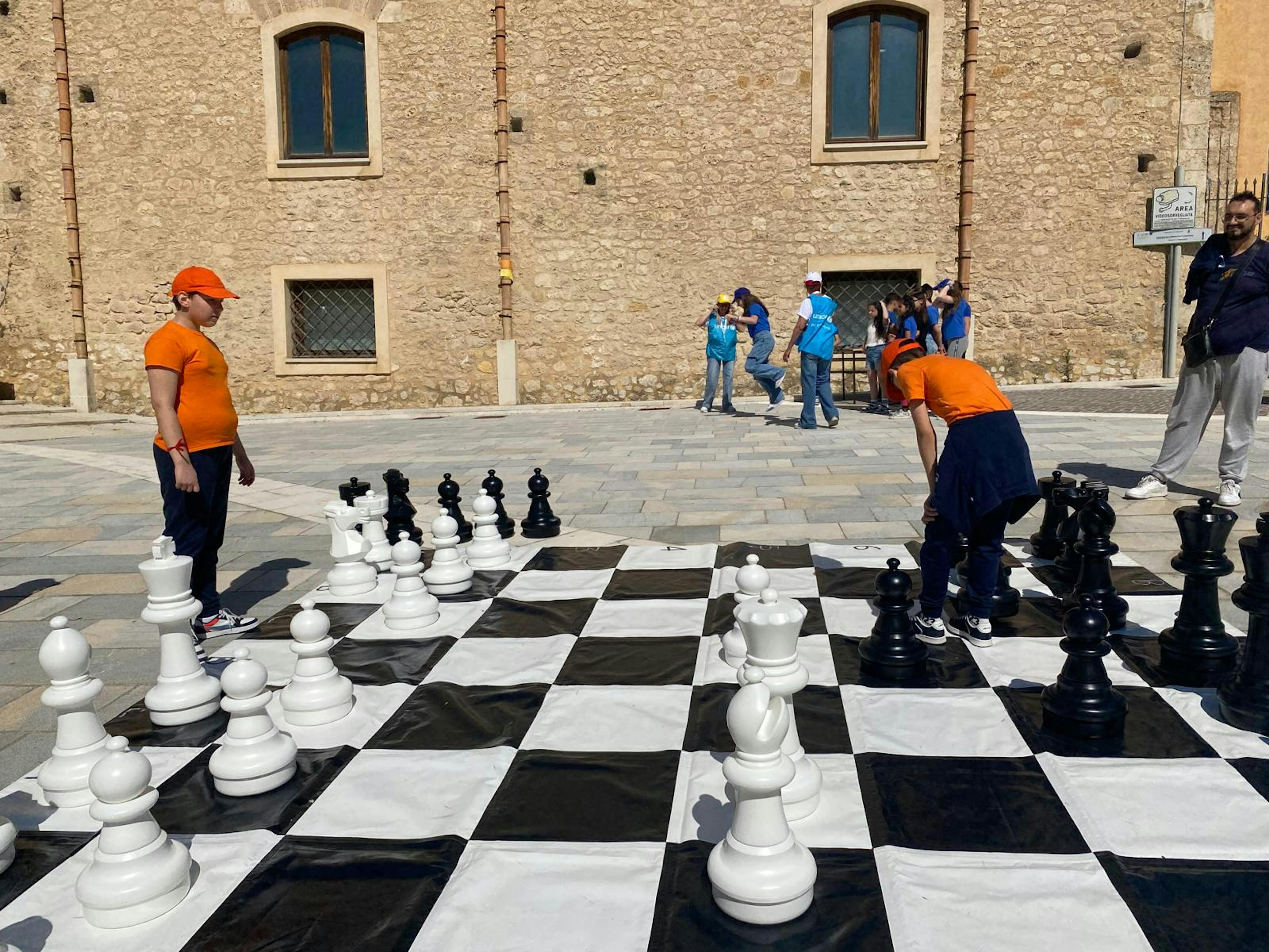 Canicattì, a piazza Dante una scacchiera gigante allestita dai volontari UNICEF per la Campagna del Gioco 2026