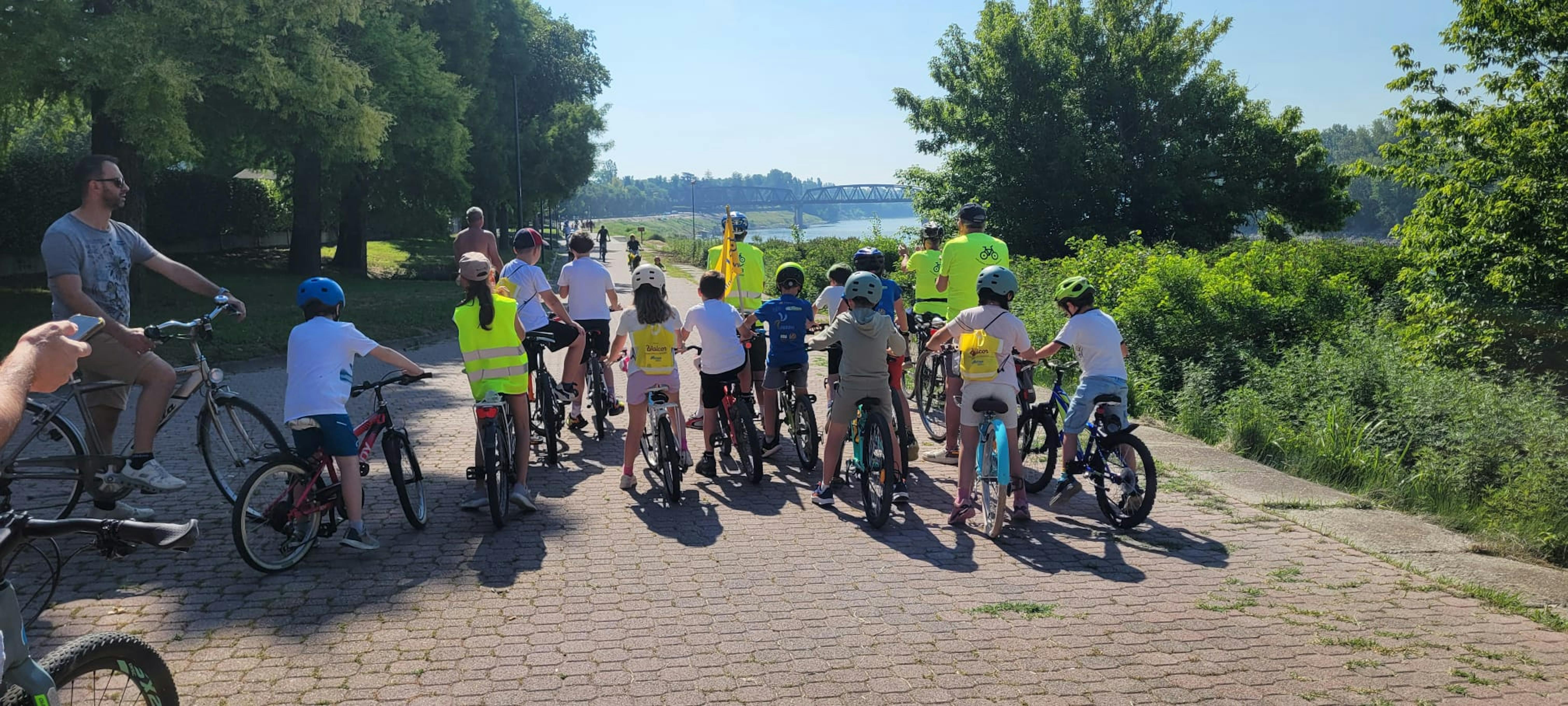 Bambini in bici a Cremona nell'iniziativa organizzata da UNICEF e Fiab per la Campagna del Gioco 2026
