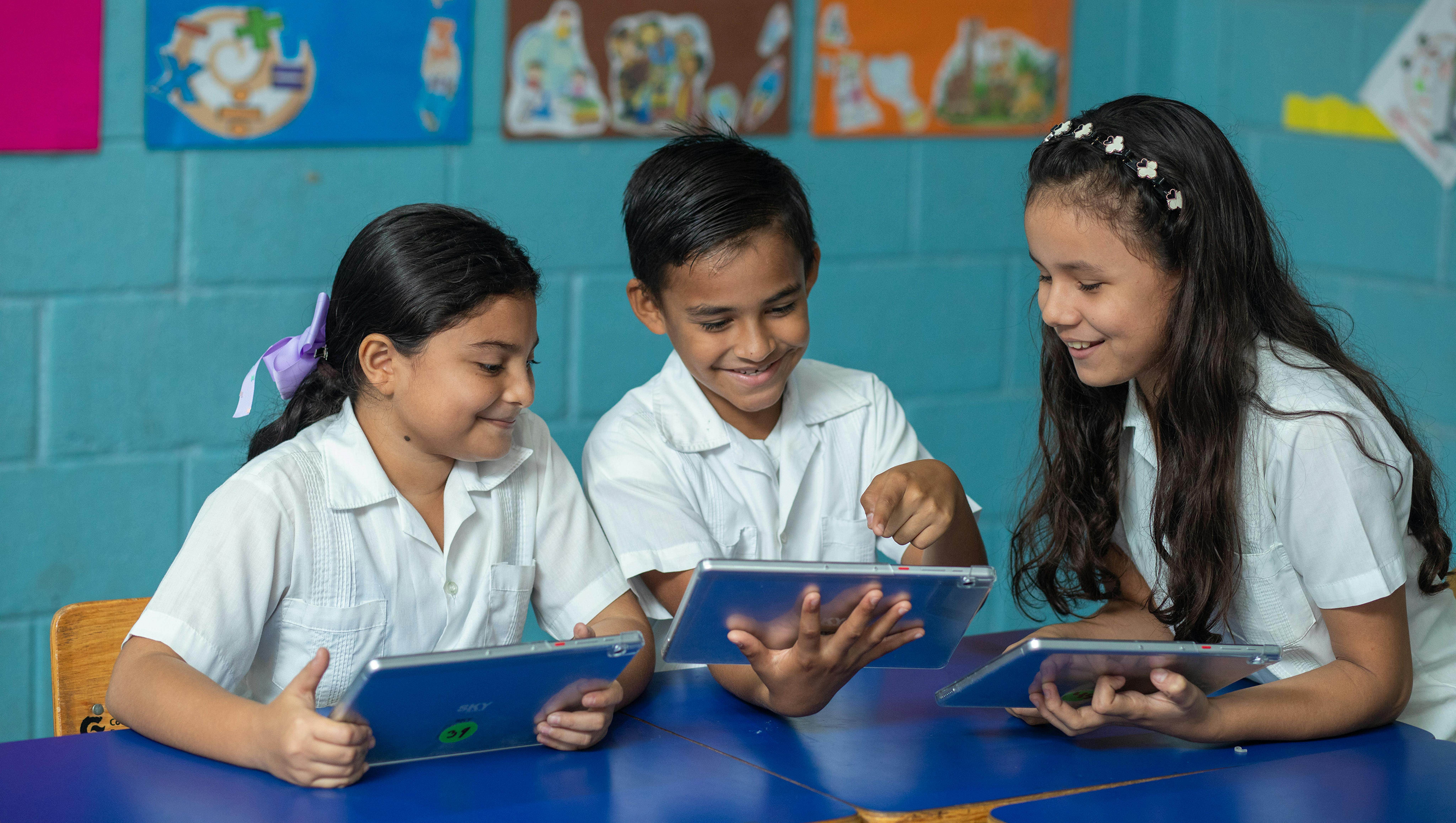 Studenti in una scuola in Honduras utilizzano tablet connessi grazie al progetto Giga, promosso da UNICEF, per migliorare l’accesso all’apprendimento digitale.