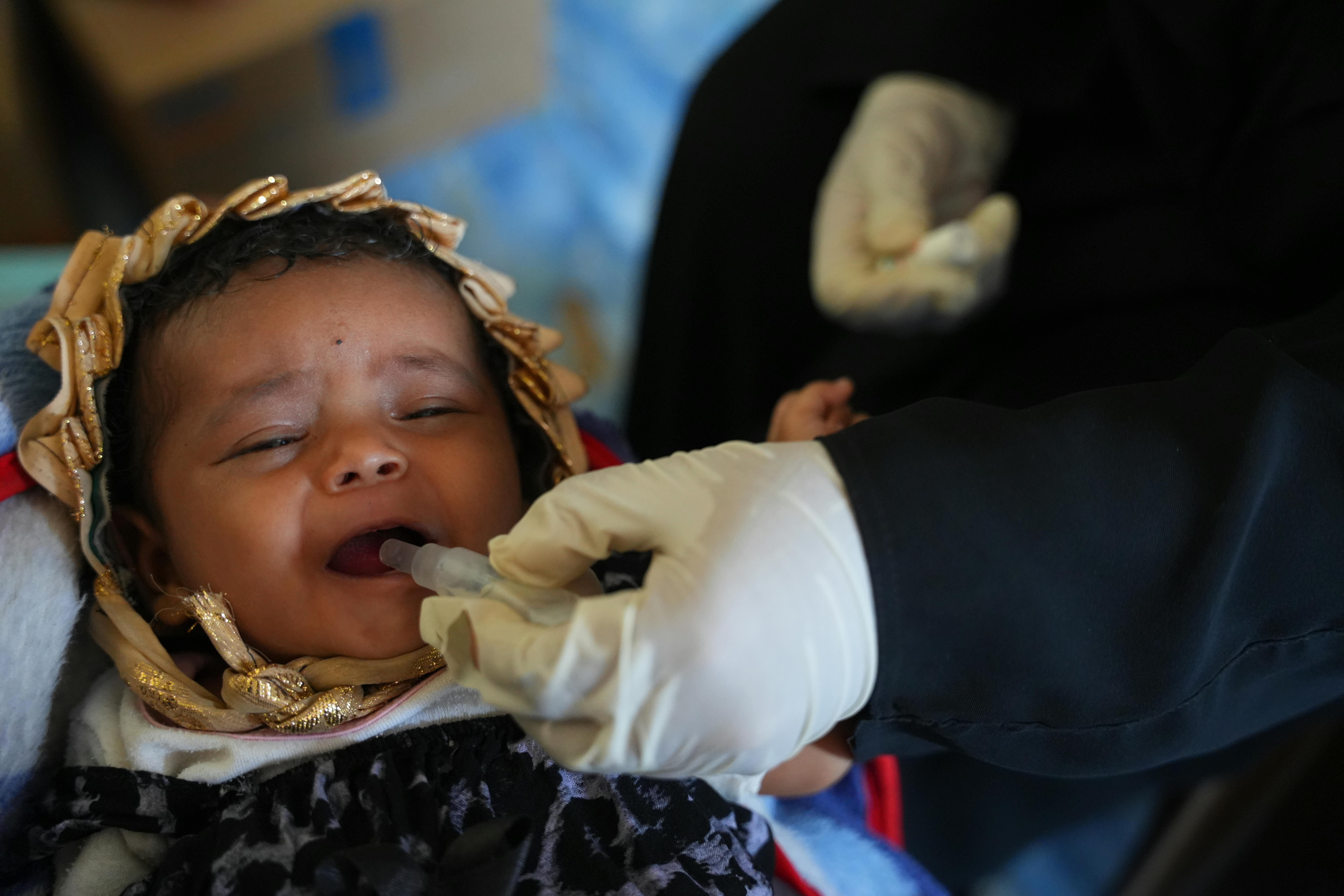 Yemen - A Lahj, nello Yemen, Hend Ahmed, una bambina di 2 mesi, riceve un vaccino e le cure mediche essenziali da un operatore sanitario dedicato.