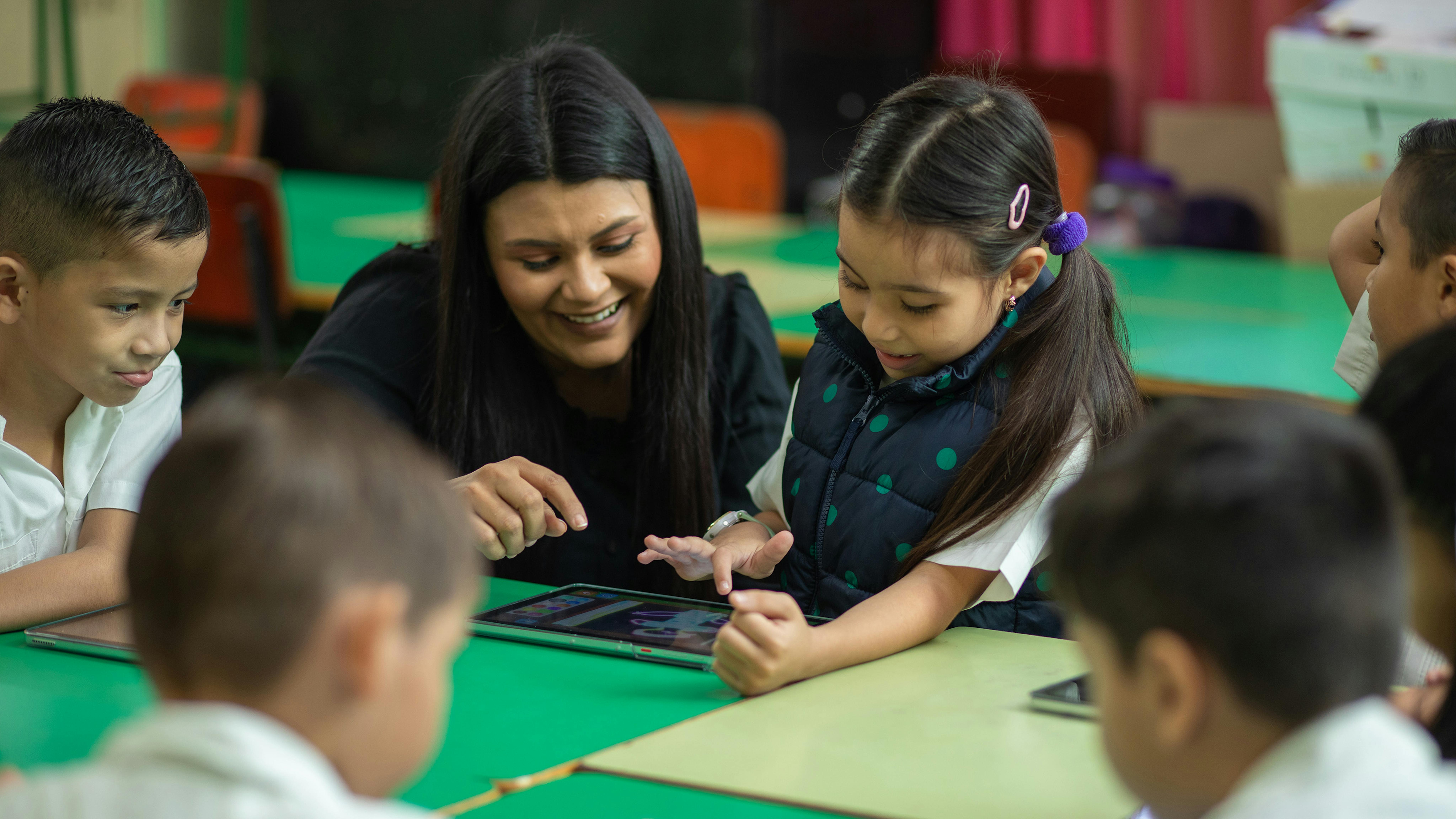 Studenti in una scuola in Honduras utilizzano tablet connessi grazie al progetto Giga, promosso da UNICEF, per migliorare l’accesso all’apprendimento digitale.