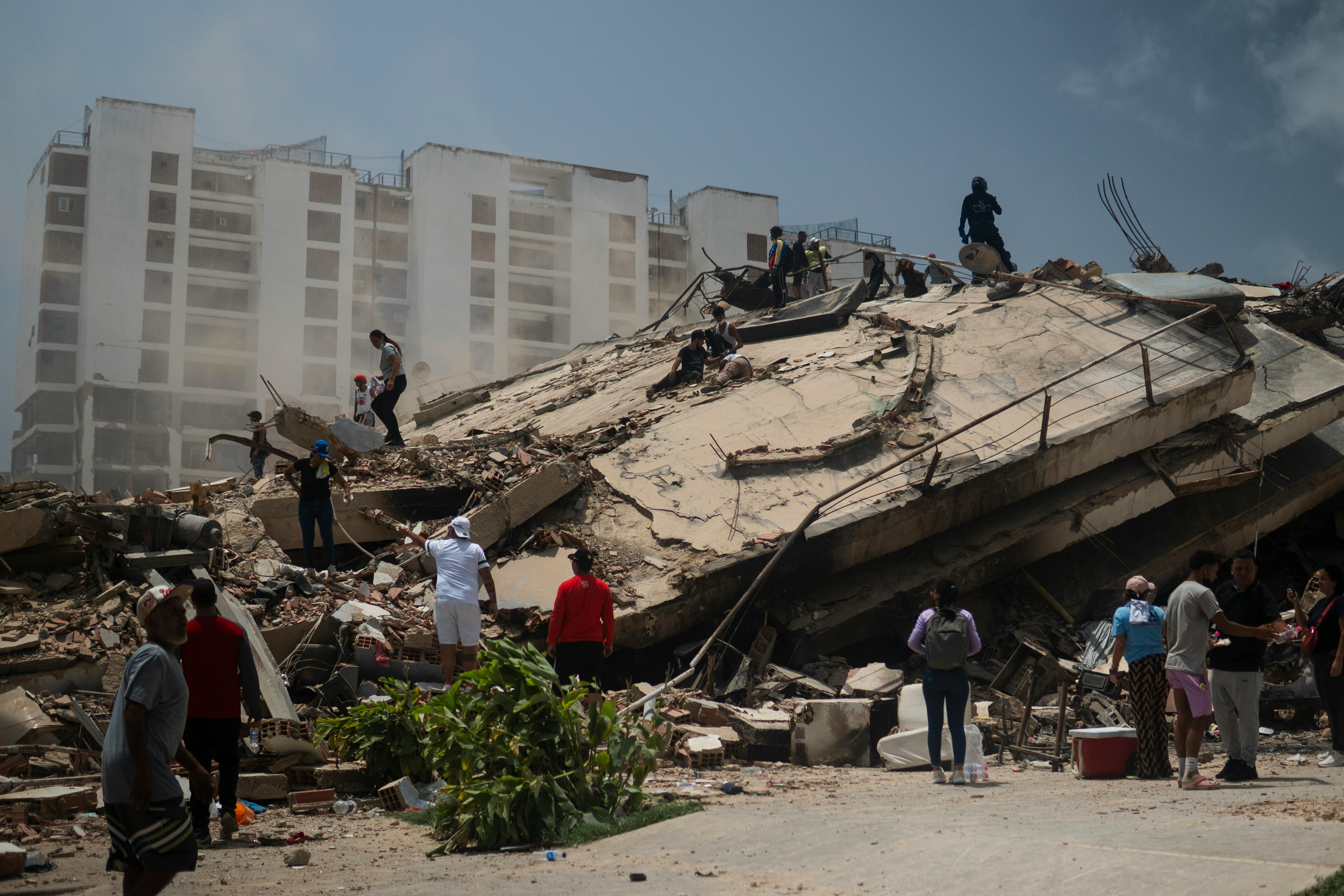 Venezuela: alcune squadre perlustrano le macerie nello stato di La Guair a seguito dei due forti terremoti verificatisi il 24 giugno che hanno causato il crollo di abitazioni ed edifici.