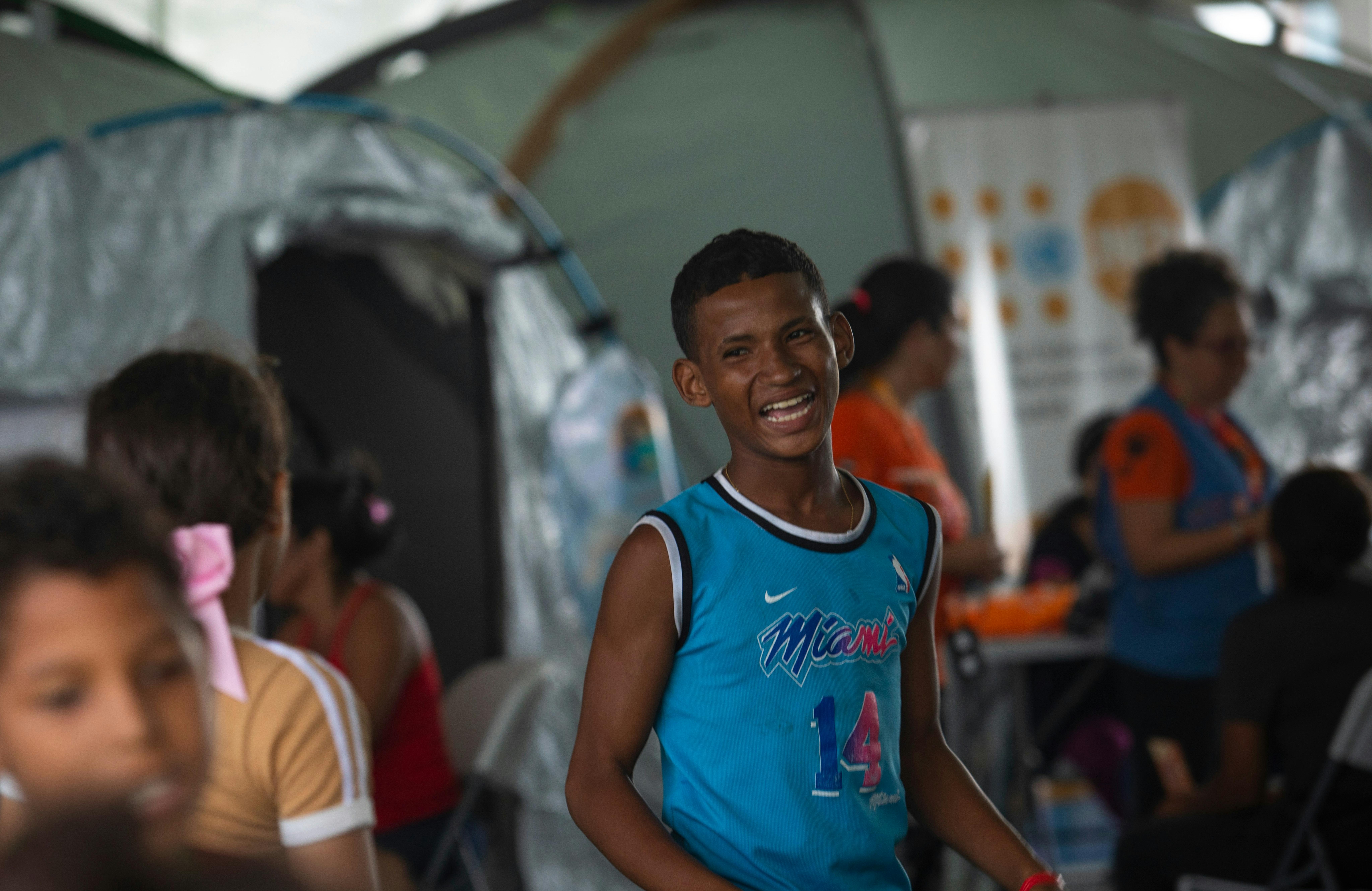 Jeremias, 13 anni, è stato costretto a lasciare casa con la sua famiglia a seguito delle forti scosse di terremoto che hanno colpito La Guaira, in Venezuela[