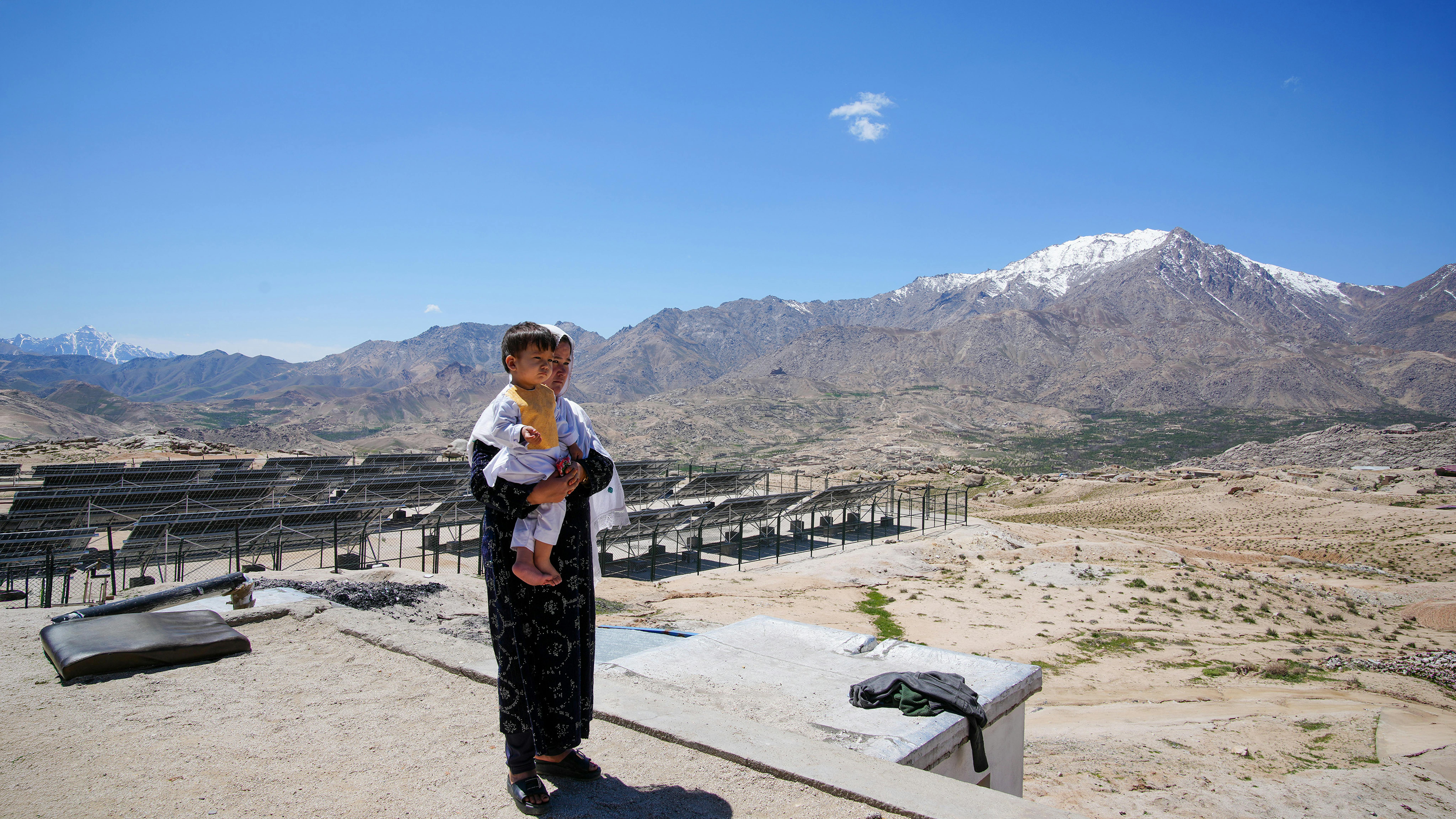 Shahab, di due anni, attende insieme alla madre presso l’Ospedale Provinciale di Nili in occasione di una visita di controllo nell’ambito del programma di immunizzazione di routine in Afghanistan