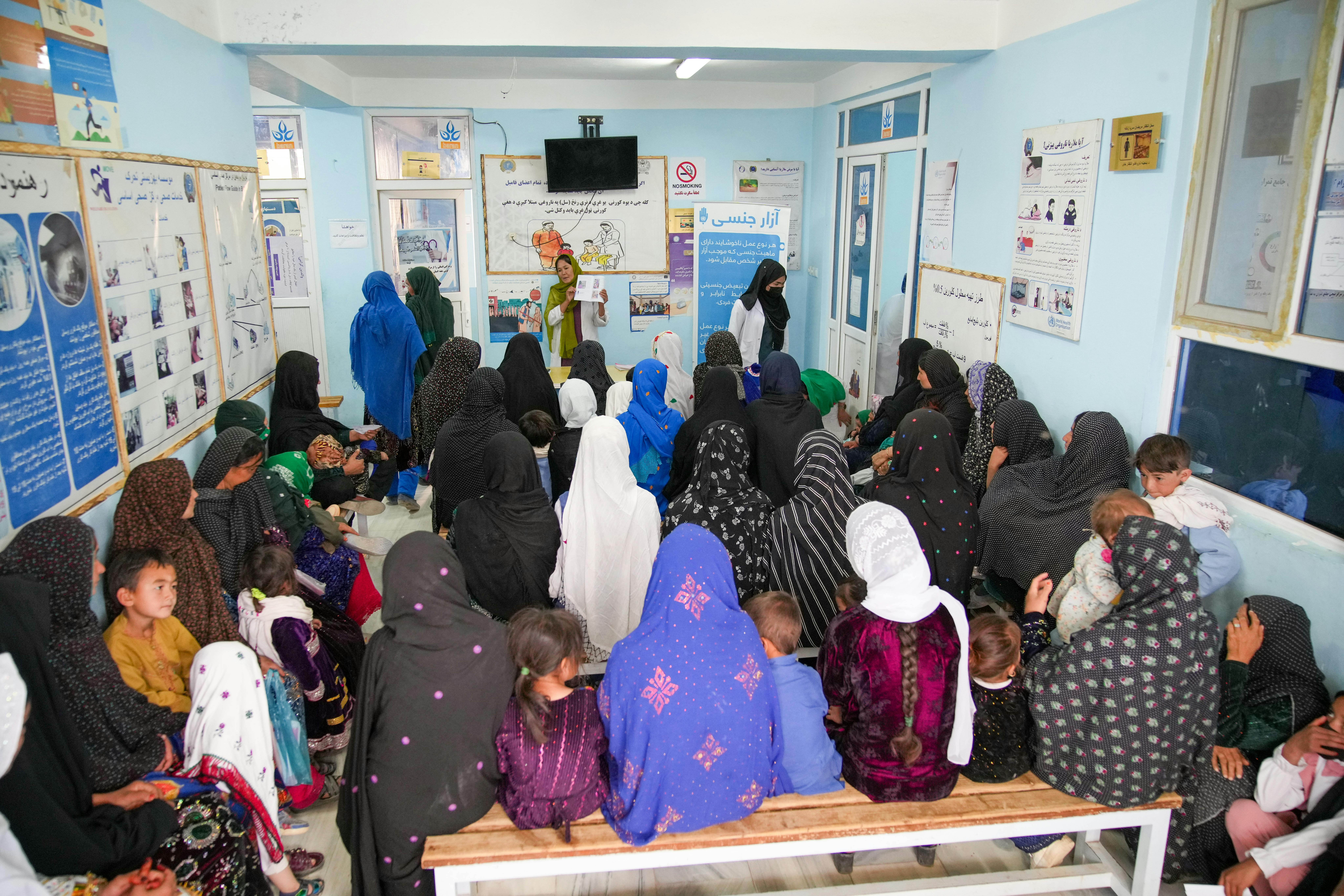 La sala d’attesa dove donne in gravidanza e in fase di allattamento attendono di ricevere servizi di consulenza sanitaria, assistenza medica e supporto dedicato alla salute materno-infantile. Siamo nel Centro sanitario integrato di Temron, distretto di Kiti, provincia di Daikundi, Afghanistan dove l'UNICEF ha contribuito a portare l'acqua
