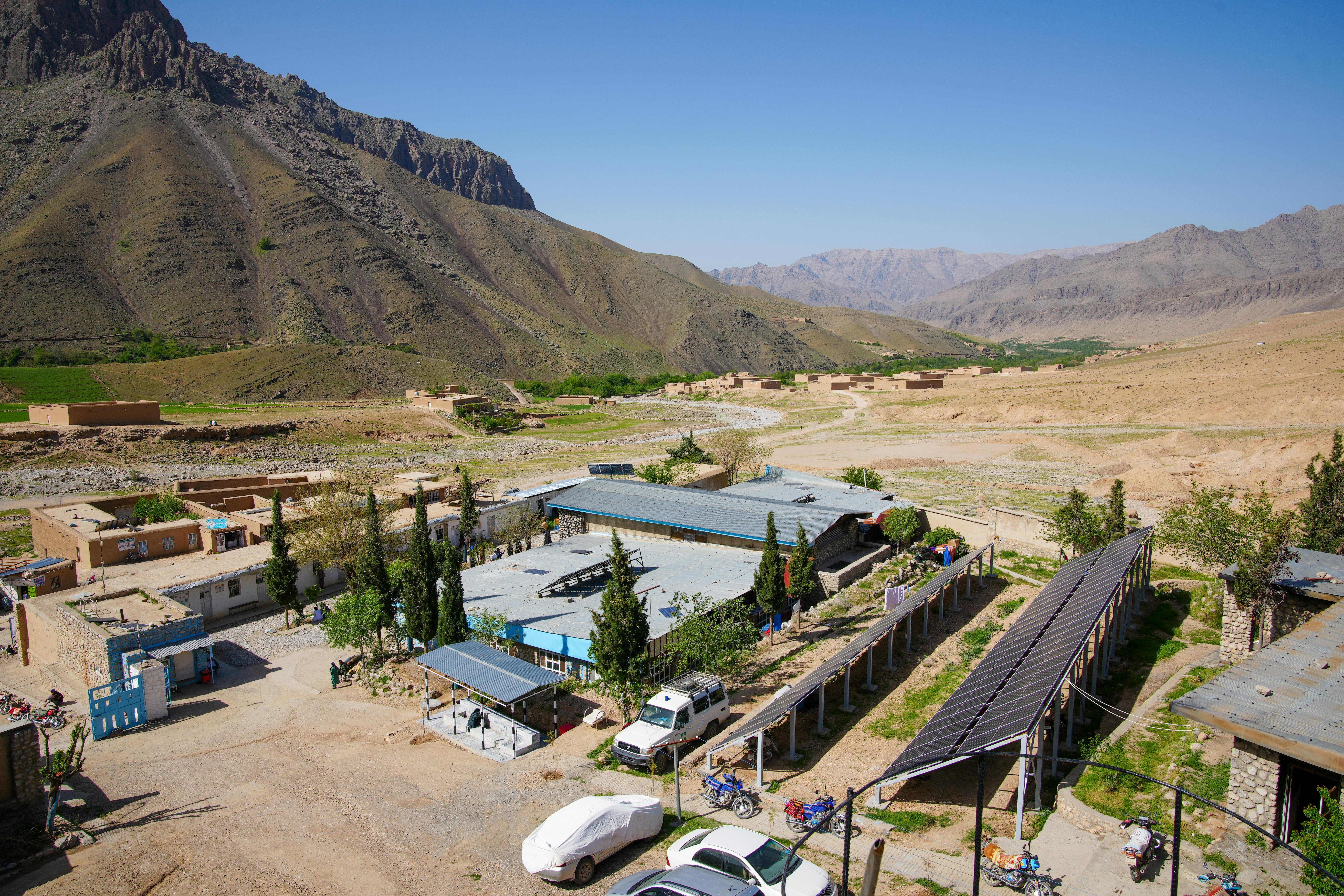 Presso l'ospedale di Kisaw, in Afghanistan, è stato realizzato un sistema di approvvigionamento idrico alimentato da energia solare. Un impianto fotovoltaico da 40 kW alimenta il pompaggio dell'acqua da un pozzo a una vasca di accumulo, da cui viene distribuita a tutti i reparti attraverso una rete di tubazioni, garantendo un accesso continuo e sicuro all'acqua per il personale sanitario e i pazienti.