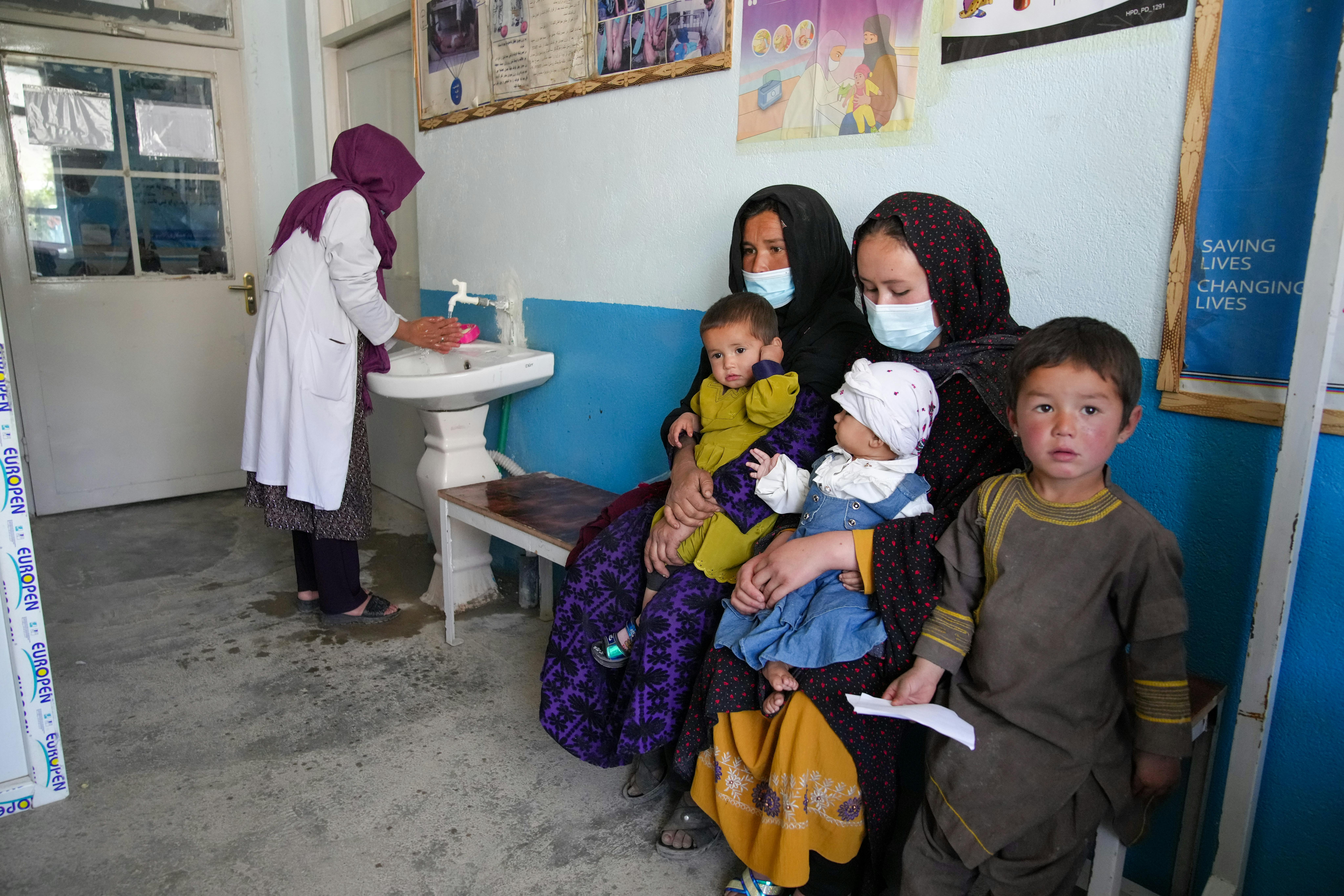 Feroza, infermiera nutrizionista del reparto degenza, si lava le mani con acqua pulita e sapone all’interno prima di effettuare lo screening nutrizionale di un bambino. Può farlo solo a seguito dell'intervento di UNICEF che ha portato acqua corrente nell'ospedale
