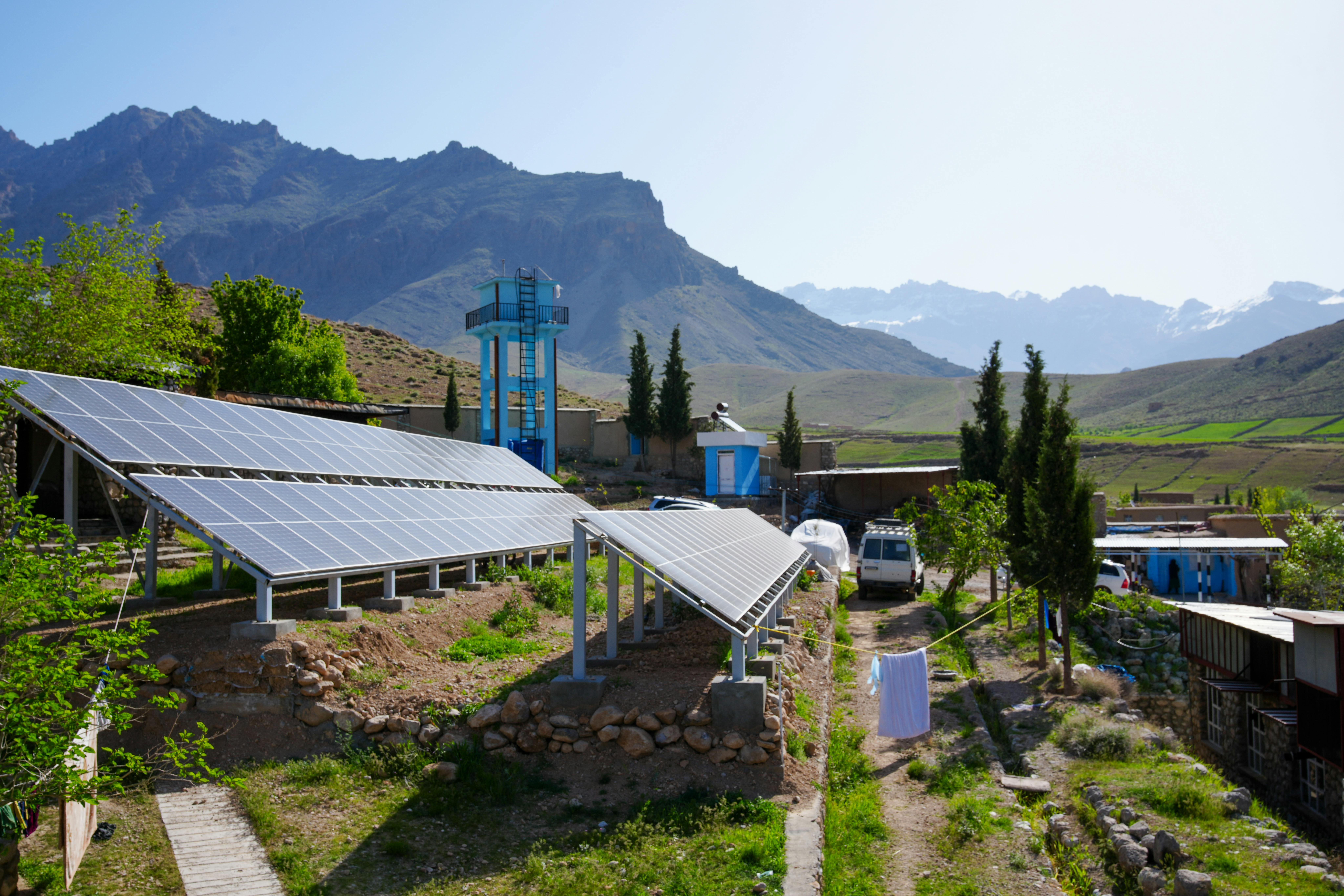 L'impianto fotovoltaico installato presso l'ospedale di Kisaw che alimenta il pompaggio dell'acqua da un pozzo e fornisce accesso continuo e sicuro all'acqua per il personale sanitario e i pazienti.
