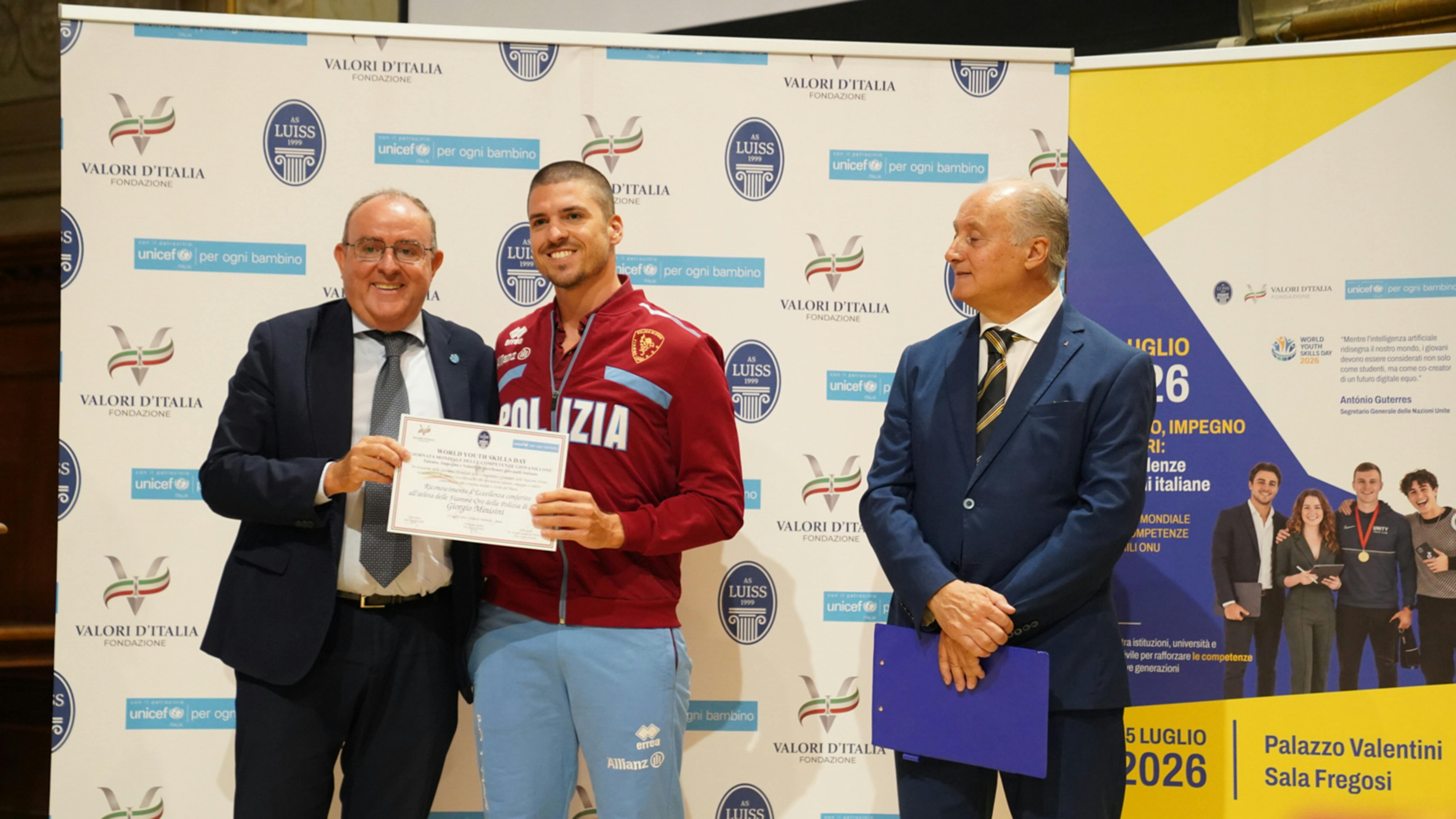 Da sinistra Il Presidente dell'UNICEF Italia Nicola Graziano premia un atleta delle Fiamme Oro