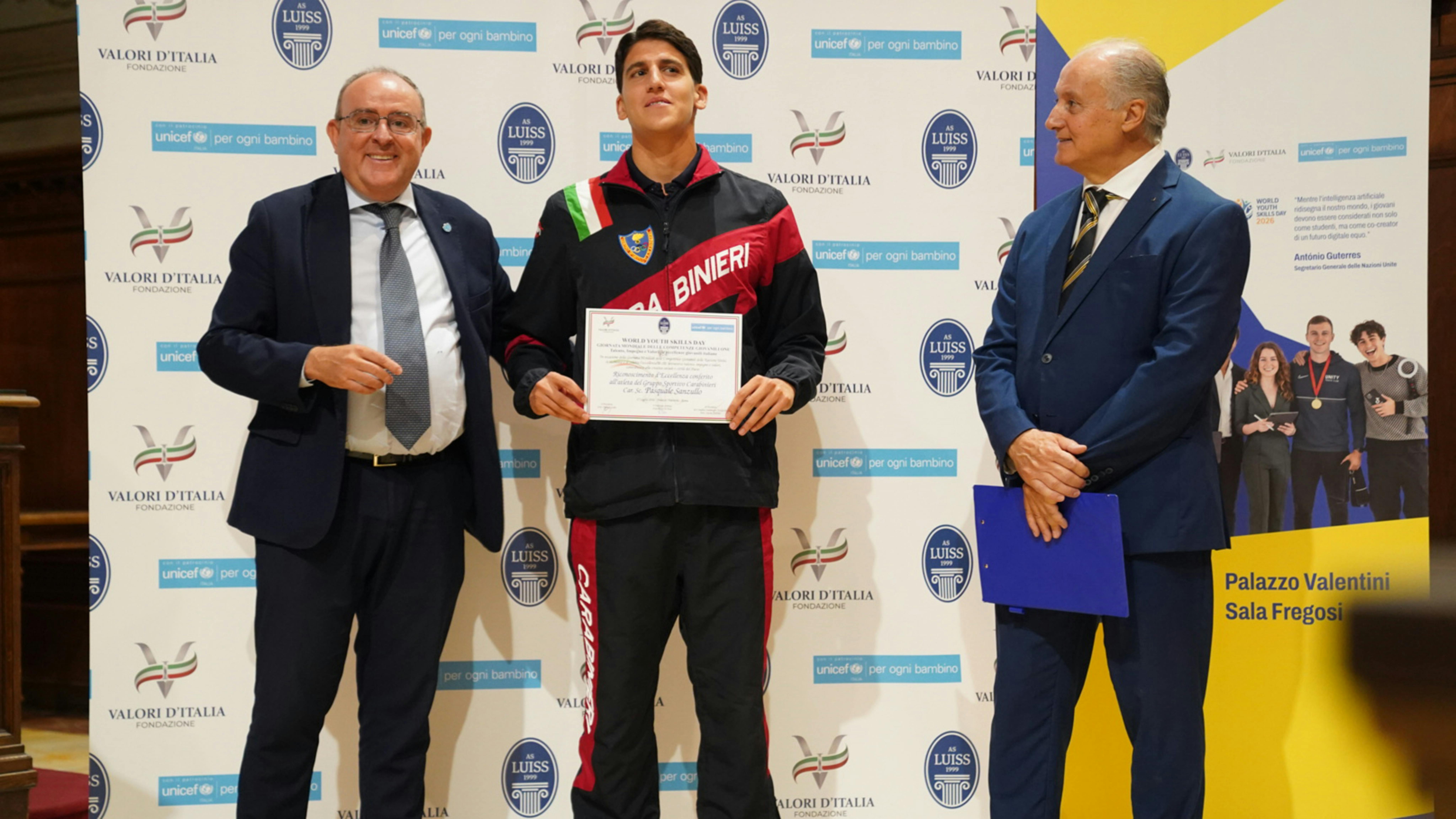 Da sinistra Il Presidente dell'UNICEF Italia Nicola Graziano premia un atleta del Gruppo Sportivo Carabinieri
