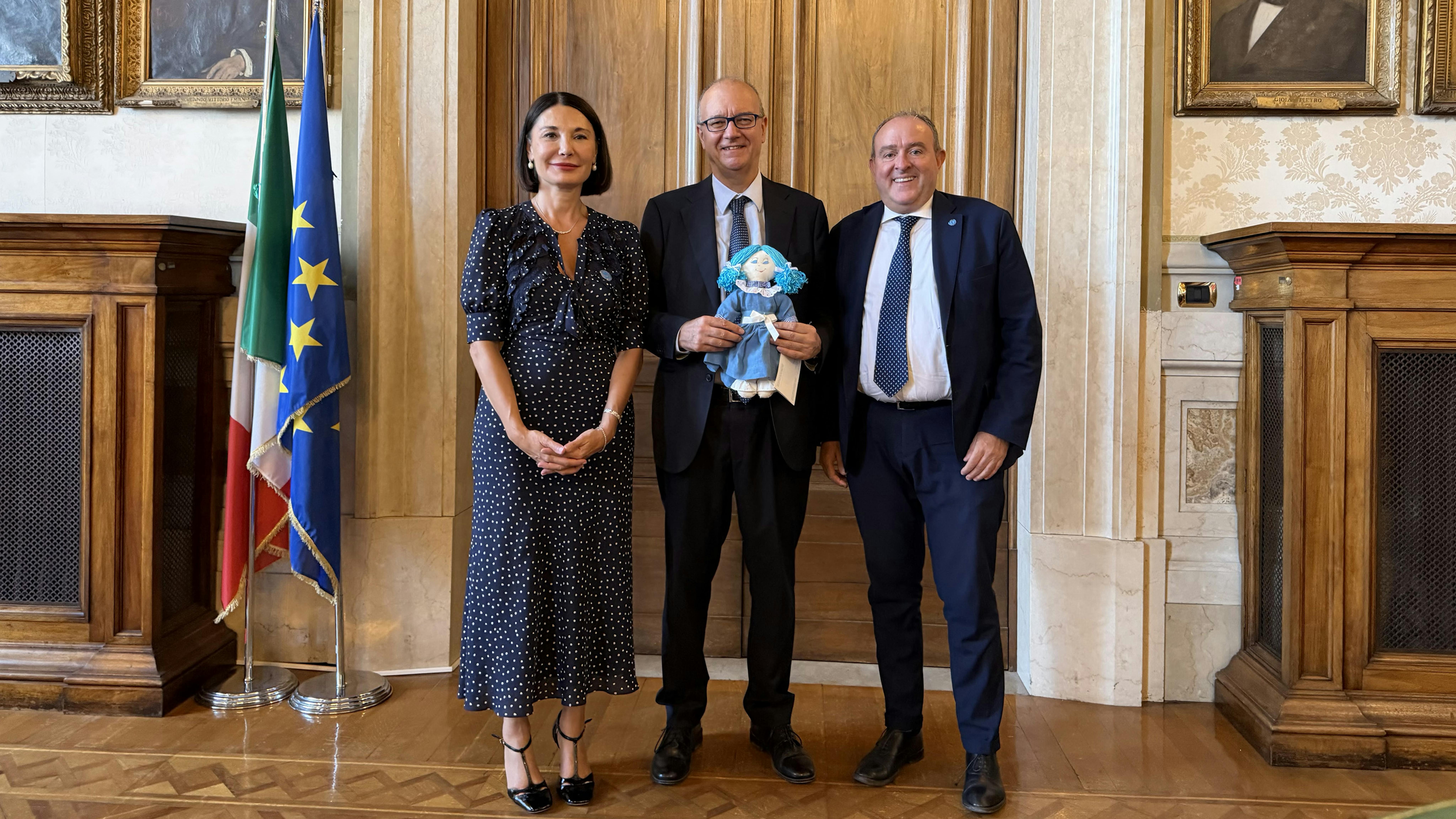 da sinistra Stefania Radoccia, Membro del Consiglio Direttivo UNICEF, il Ministro dell'Istruzione e del Merito Giuseppe Valditare e il Presidente UNICEF Italia Nicola Graziano