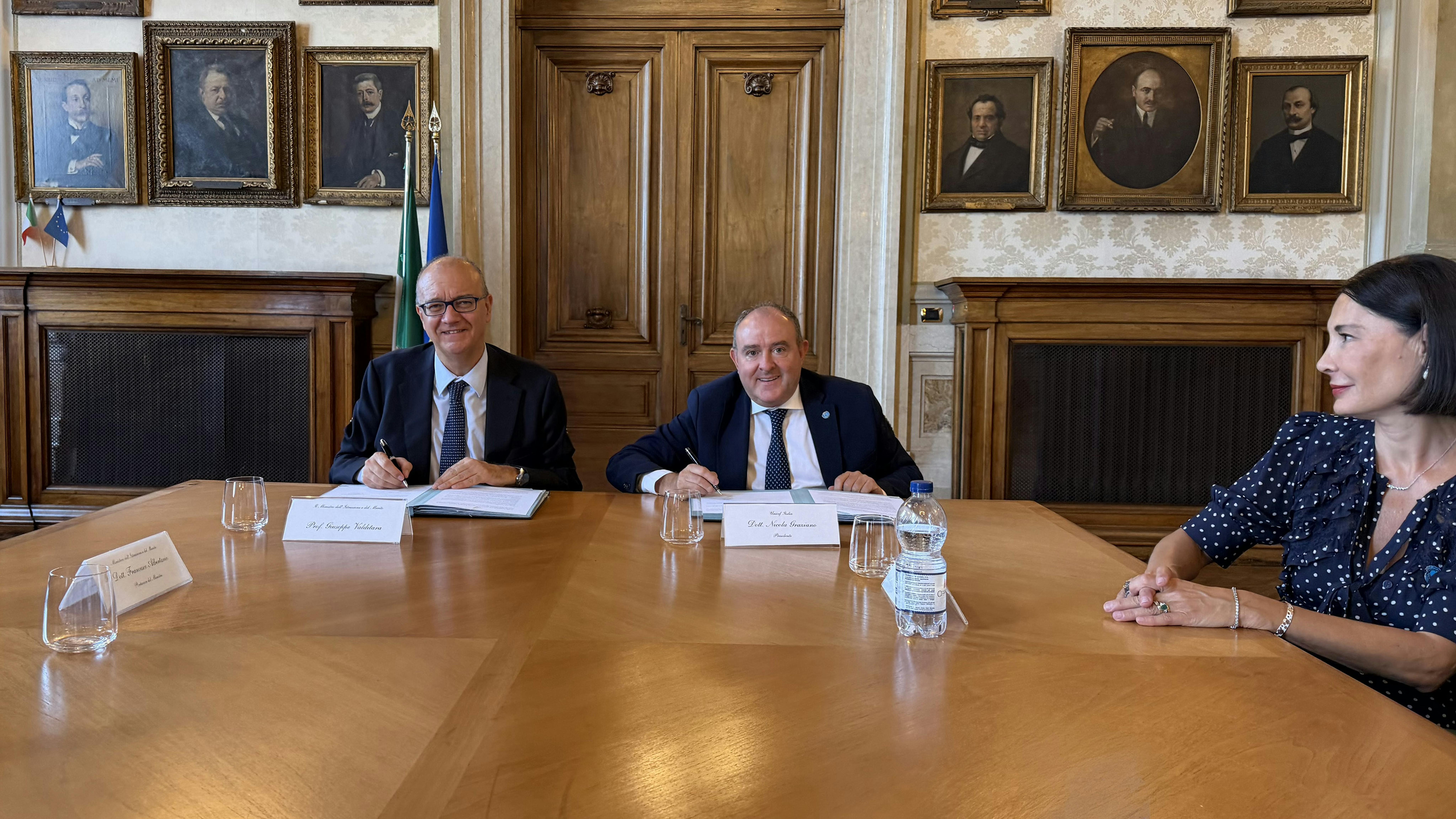 da sinistra Il Ministro dell'Istruzione e del Merito Giuseppe Valditara, il Presidente UNICEF Italia Nicola Graziano e Stefania Radoccia Membro del Consiglio Direttivo UNICEF