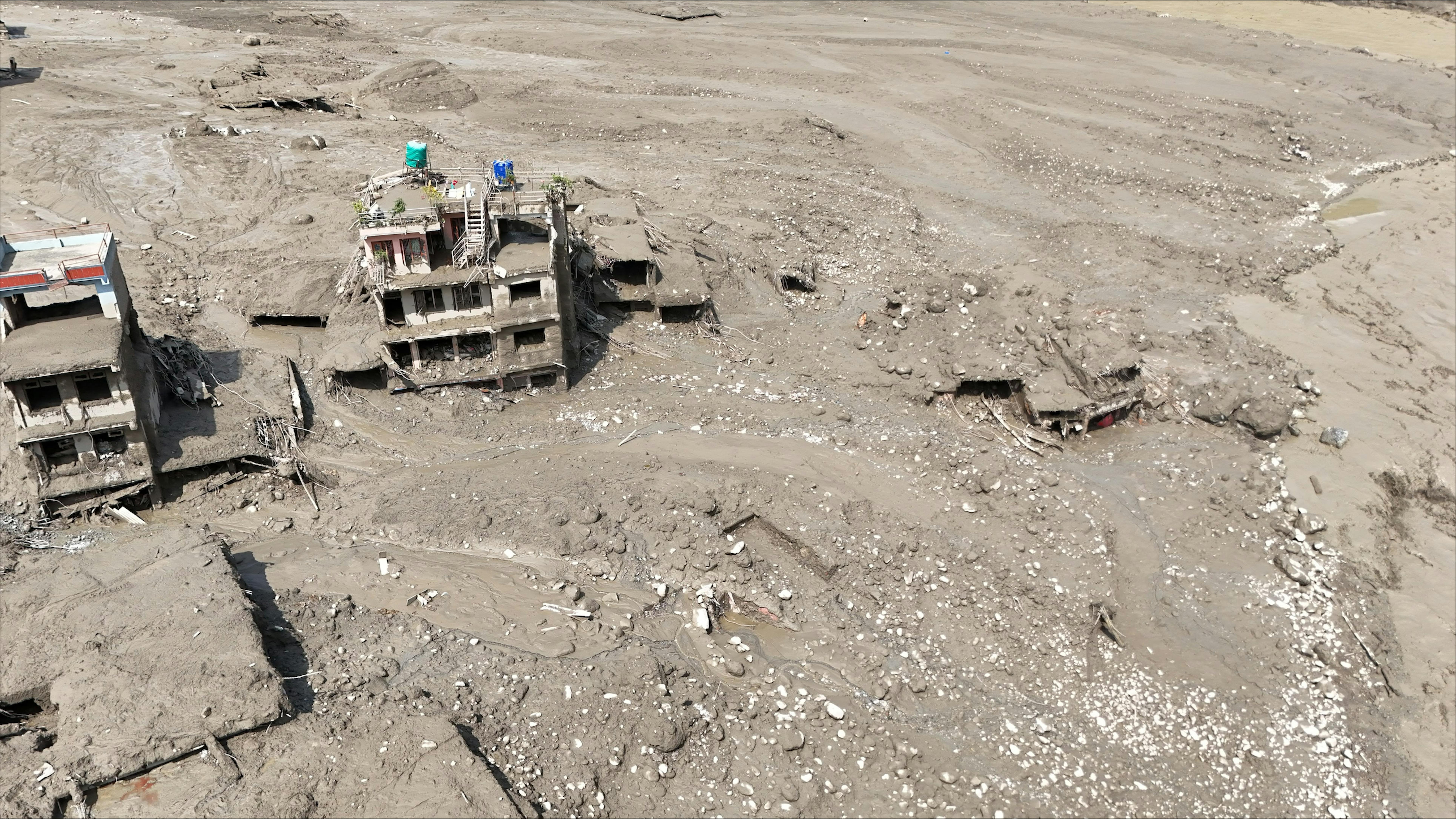 © UNICEF/UN0914642/Gautam Immagini di insediamenti nel Nepal centro-settentrionale ricoperti di fango in seguito alle devastanti inondazioni improvvise...