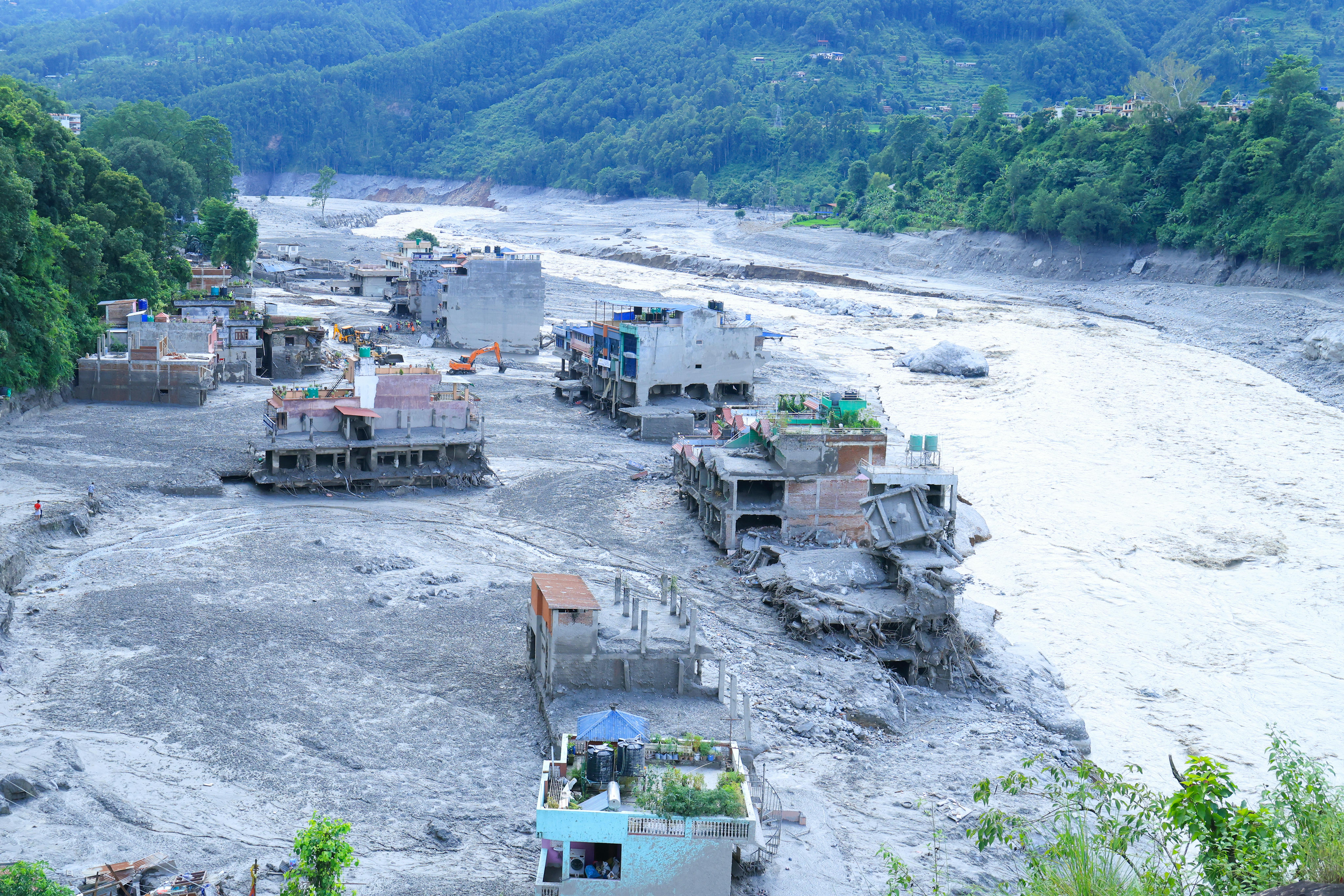 Case ed edifici ricoperti di fango a seguito delle devastanti inondazioni che hanno colpito il Nepal centro-settentrionale il 26 agosto scorso