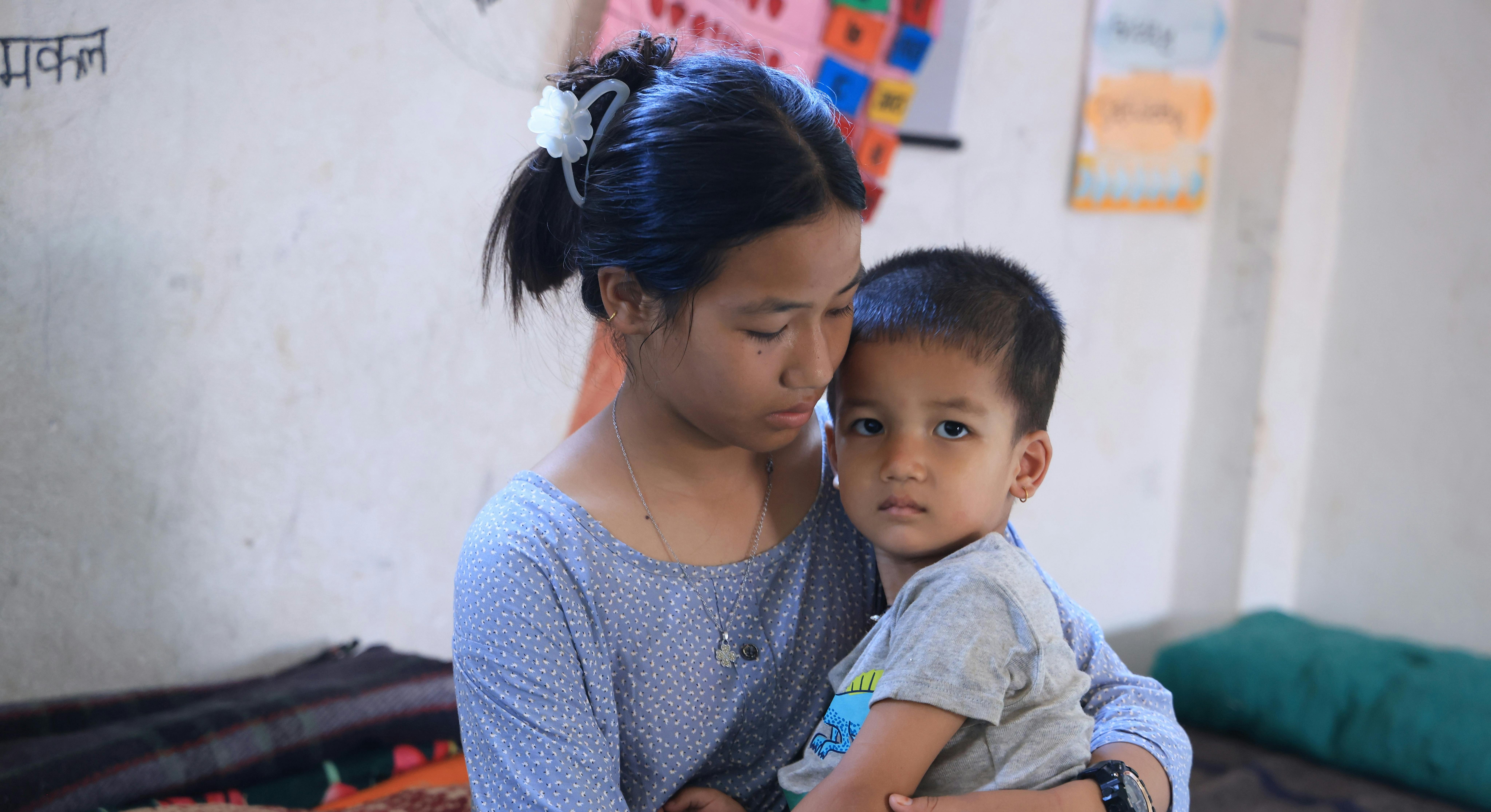 Nepal-Sonika (13) porta in braccio il fratellino Sajan (3) in una scuola del distretto di Nuwakot, dove la famiglia ha trovato rifugio dopo essere fuggita dalle alluvioni che il 26 agosto hanno distrutto la loro casa e il loro villaggio. Quando le acque hanno colpito Bhaise, Sonika ha messo in salvo il fratello correndo verso un’area più elevata