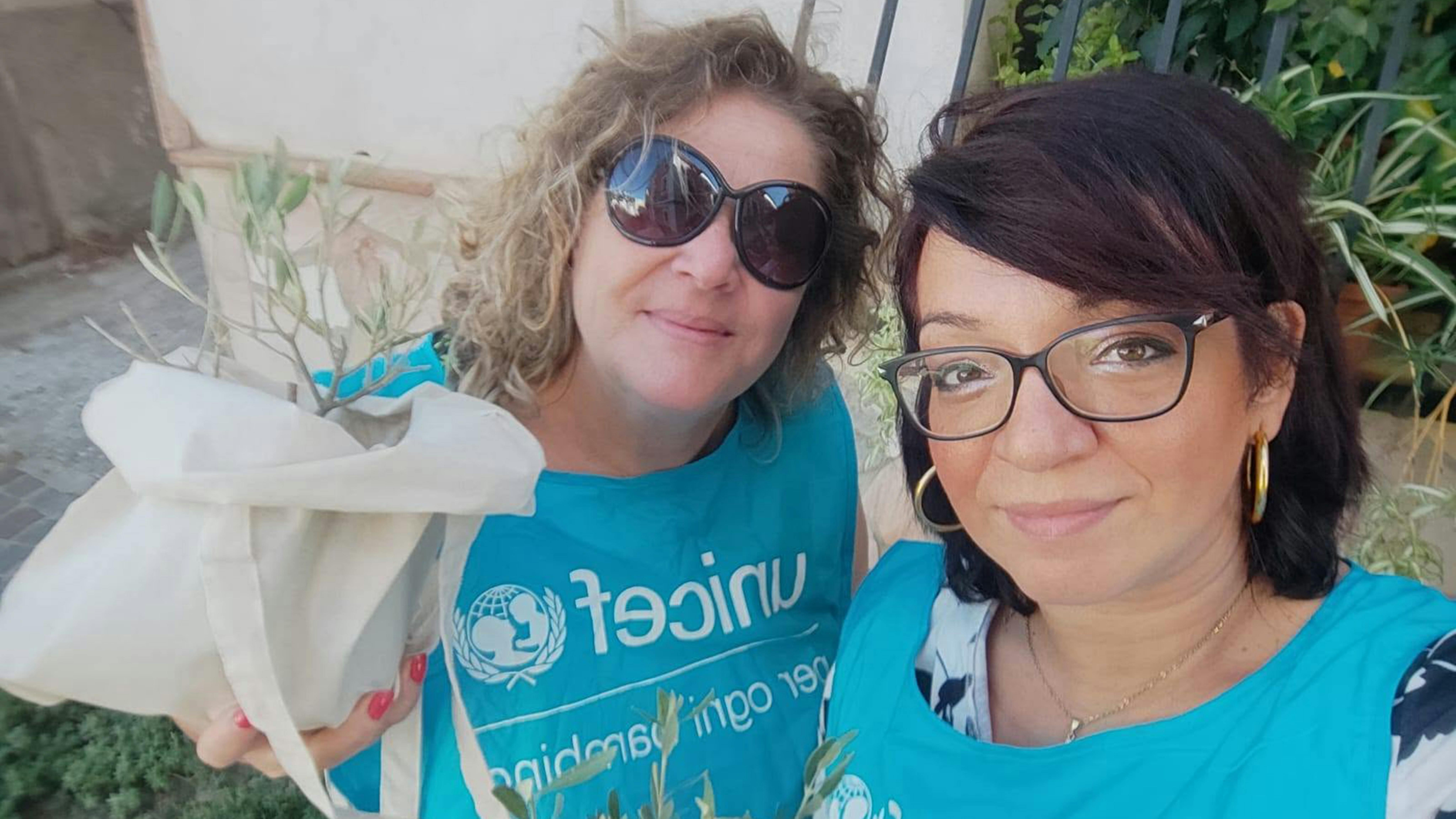 Volontarie UNICEF nella città di Cosenza durante la campagna Ulivo UNICEF
