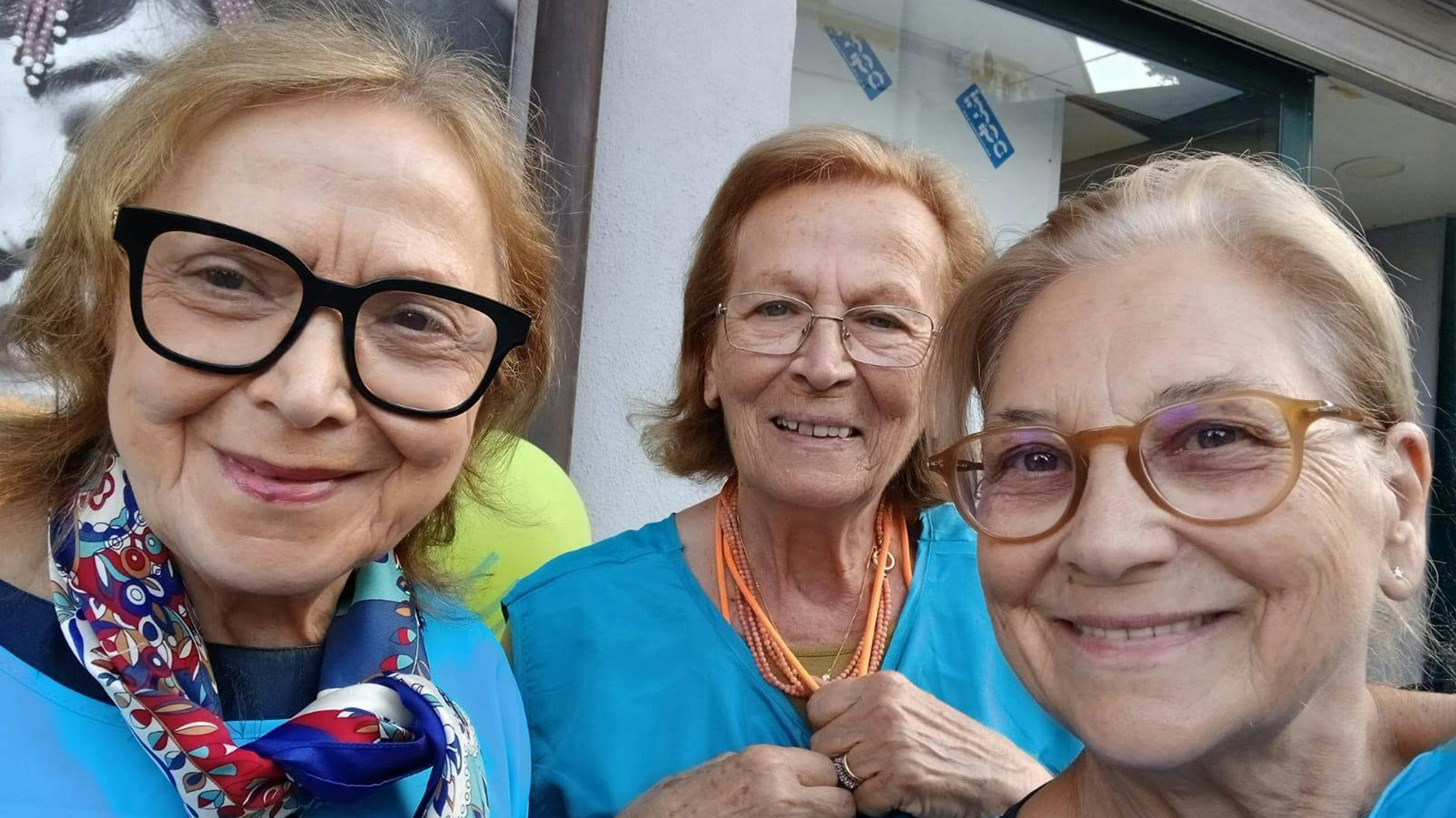 Volontarie UNICEF nella città di Cosenza durante la campagna Ulivo UNICEF