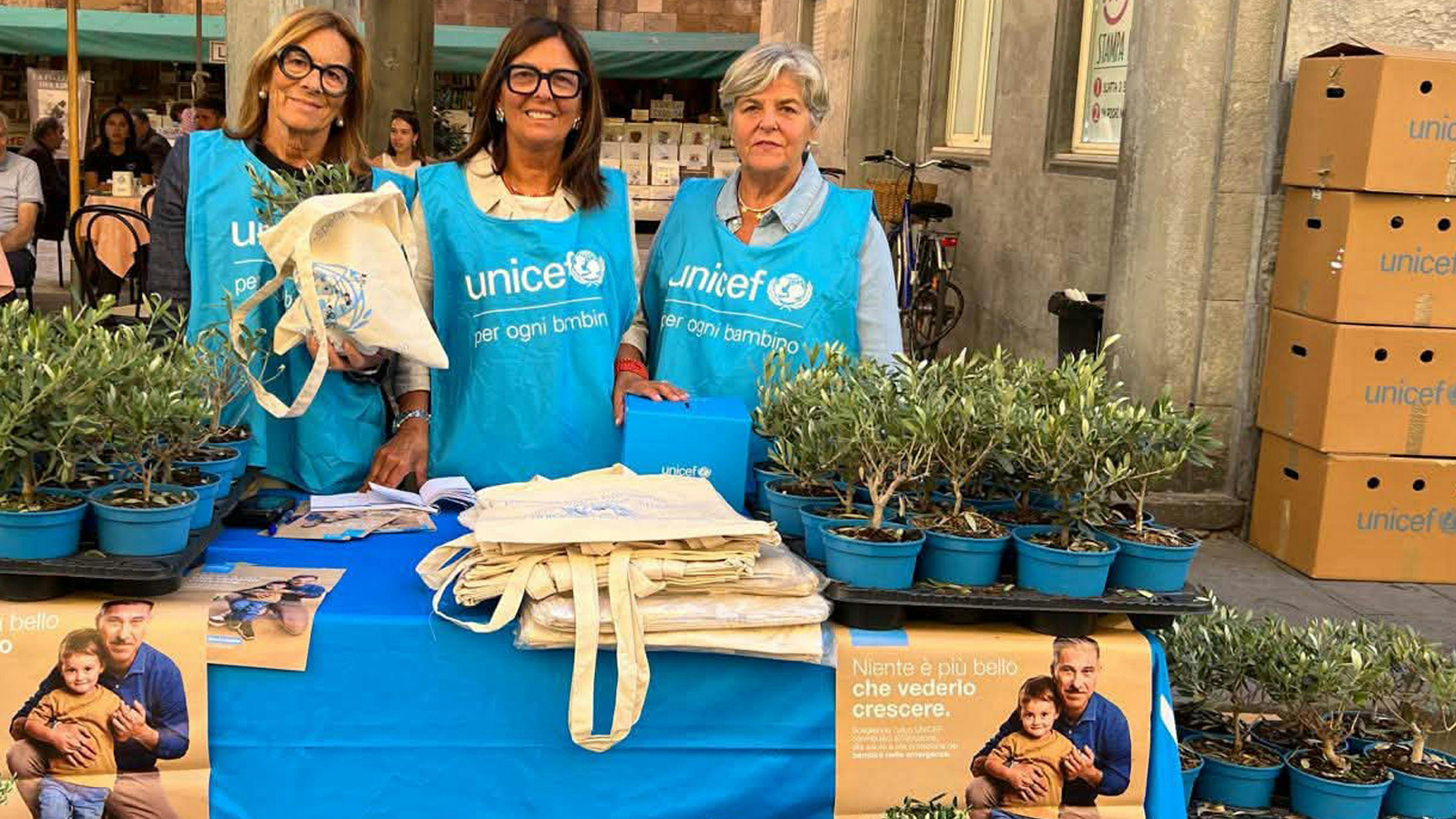 Volontarie UNICEF nella città di Lucca durante la campagna Ulivo UNICEF