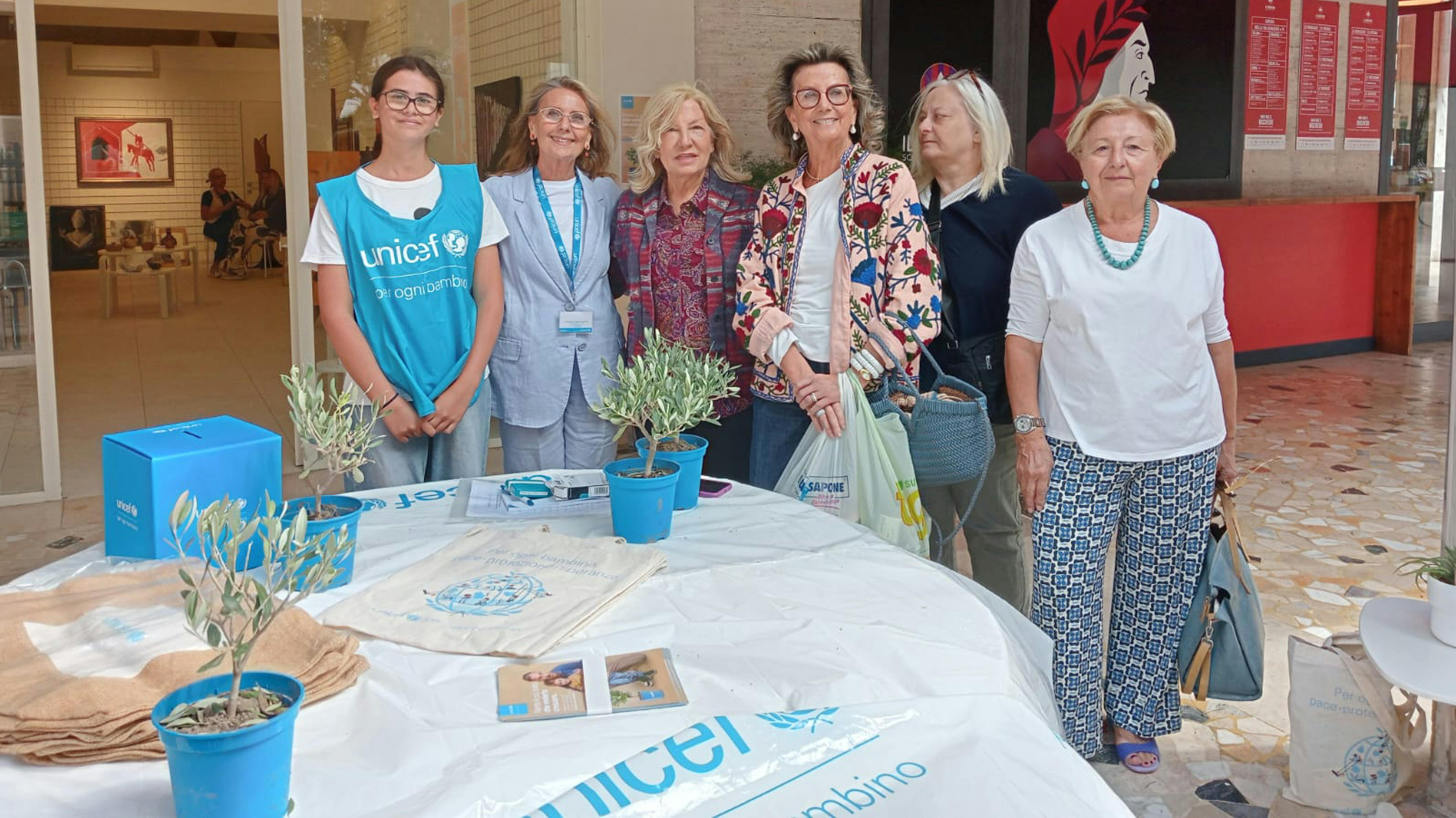 Volontarie UNICEF nella città di Pescara durante la campagna Ulivo UNICEF