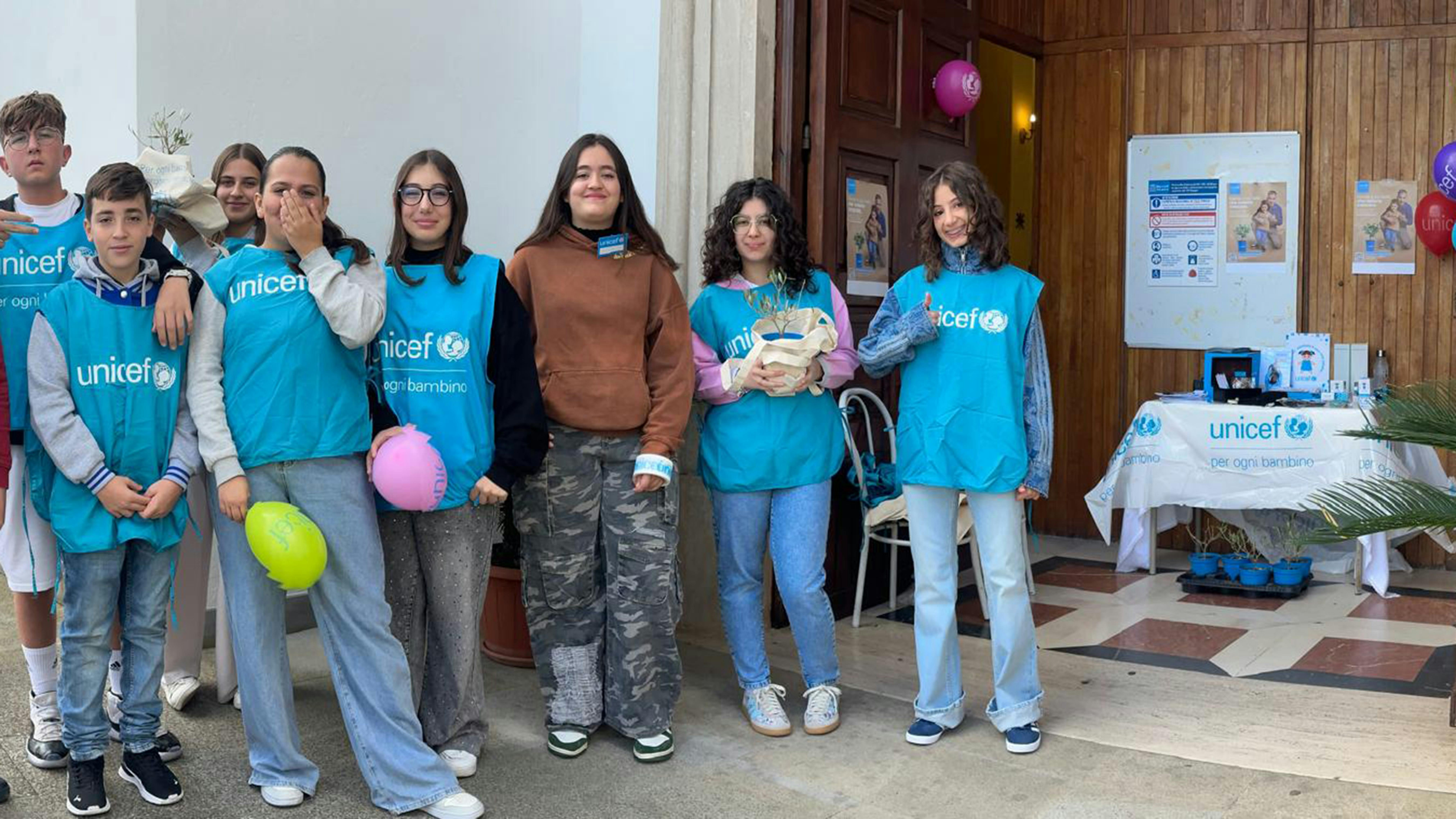 Volontari UNICEF nella città di Potenza durante la campagna Ulivo UNICEF