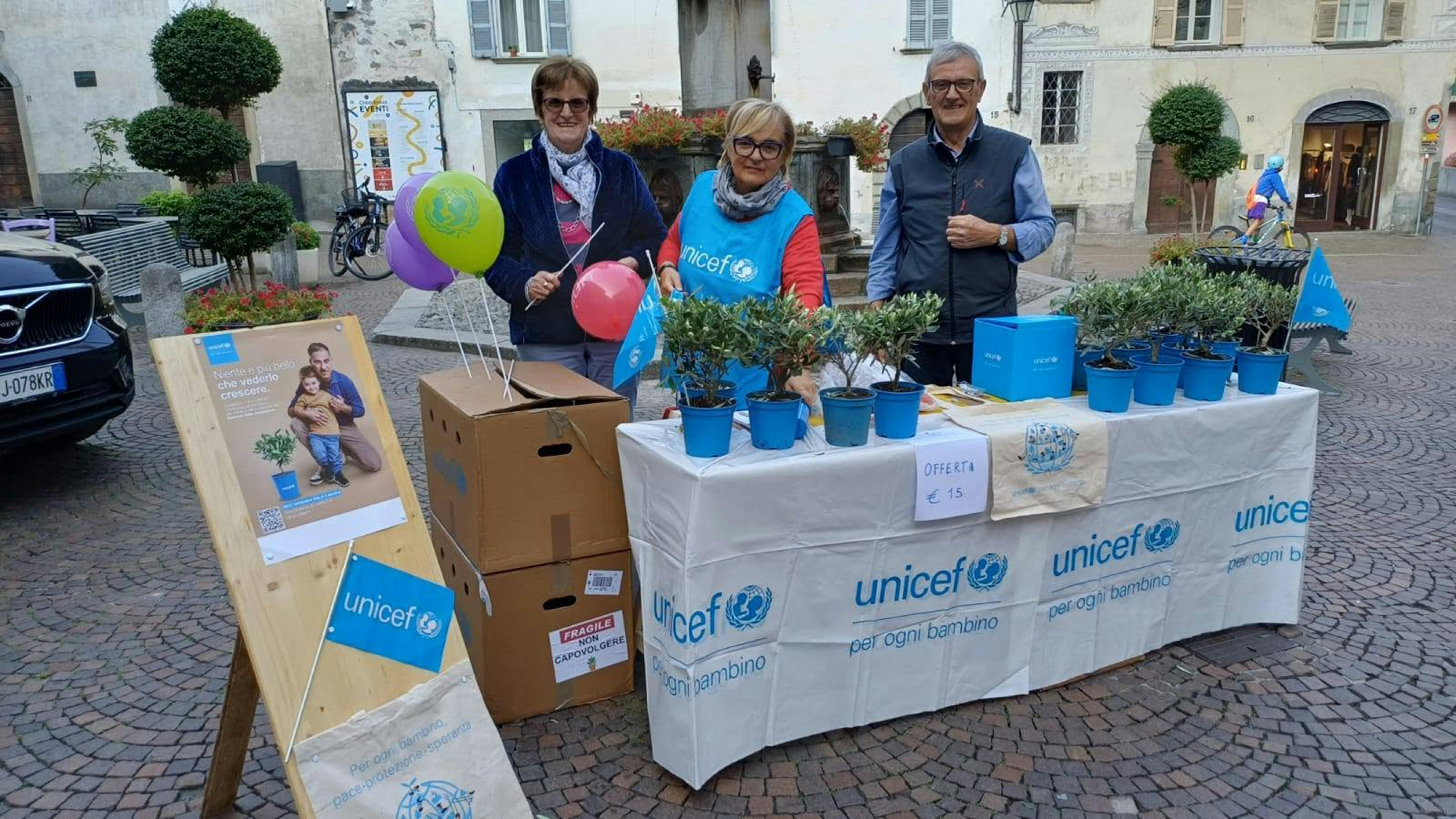 Volontari UNICEF nella città di Sondrio durante la campagna Ulivo UNICEF