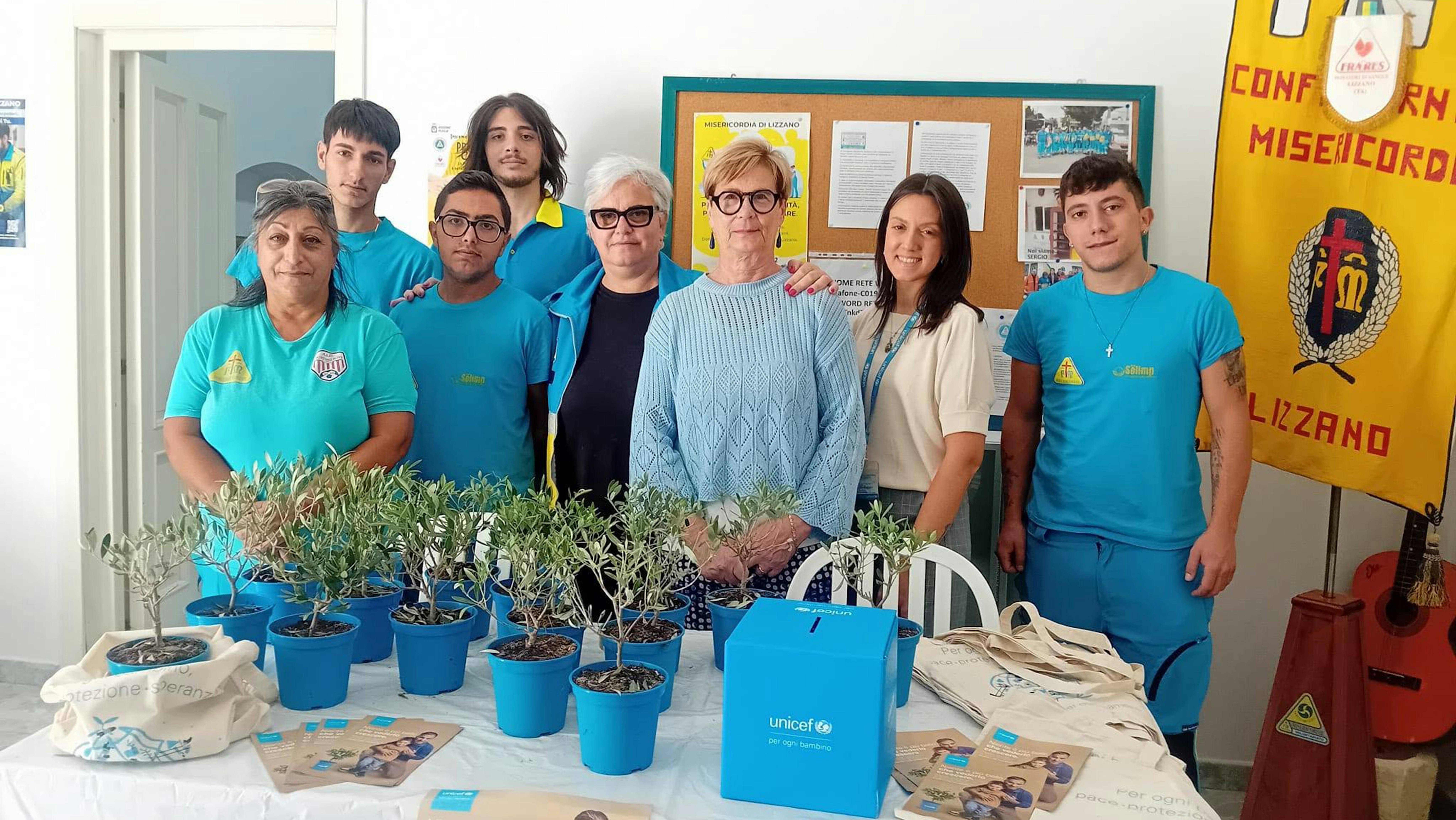 Volontari UNICEF nella città di Taranto durante la campagna Ulivo UNICEF