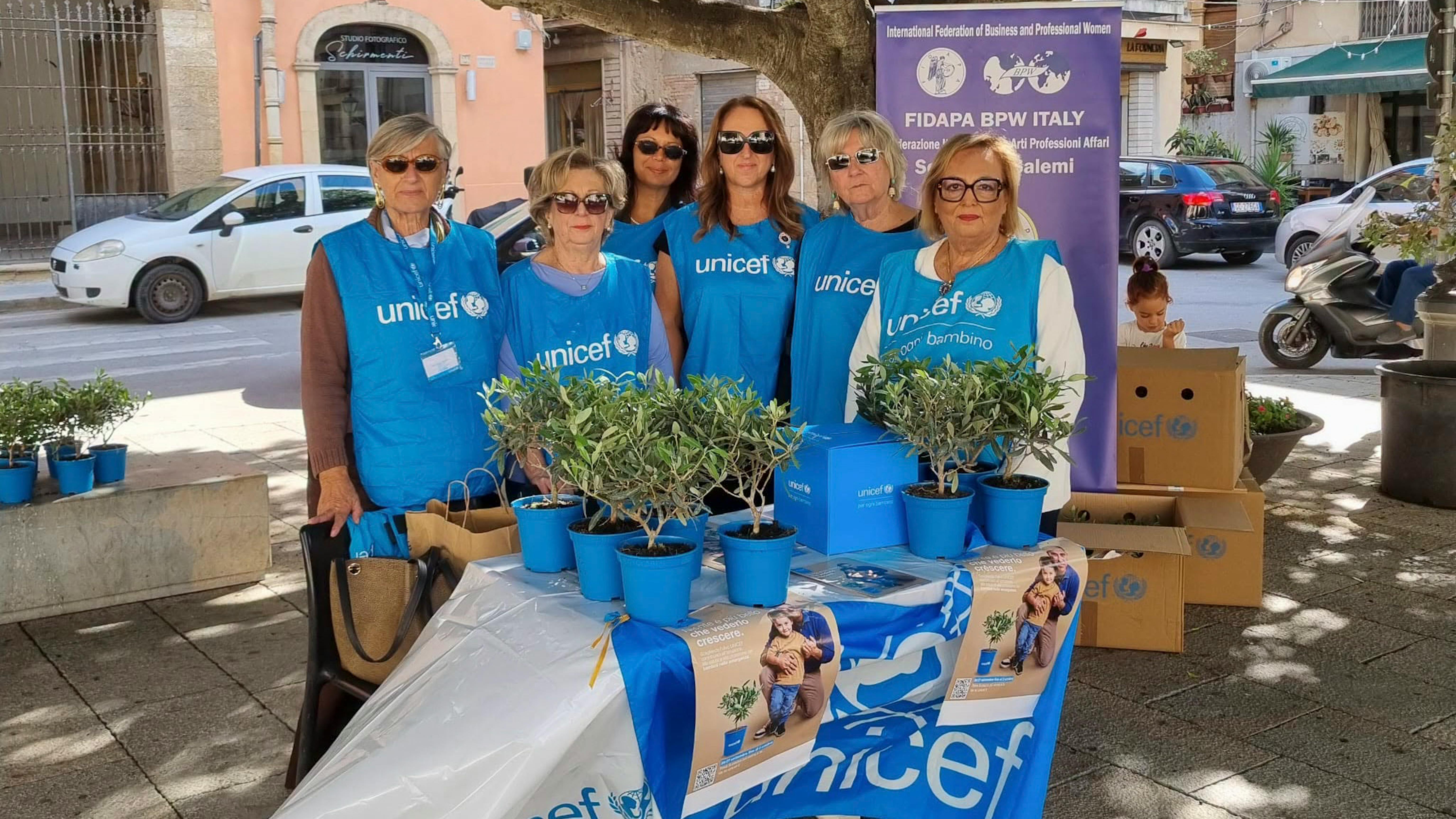 Volontari UNICEF nella città di Trapani durante la campagna Ulivo UNICEF