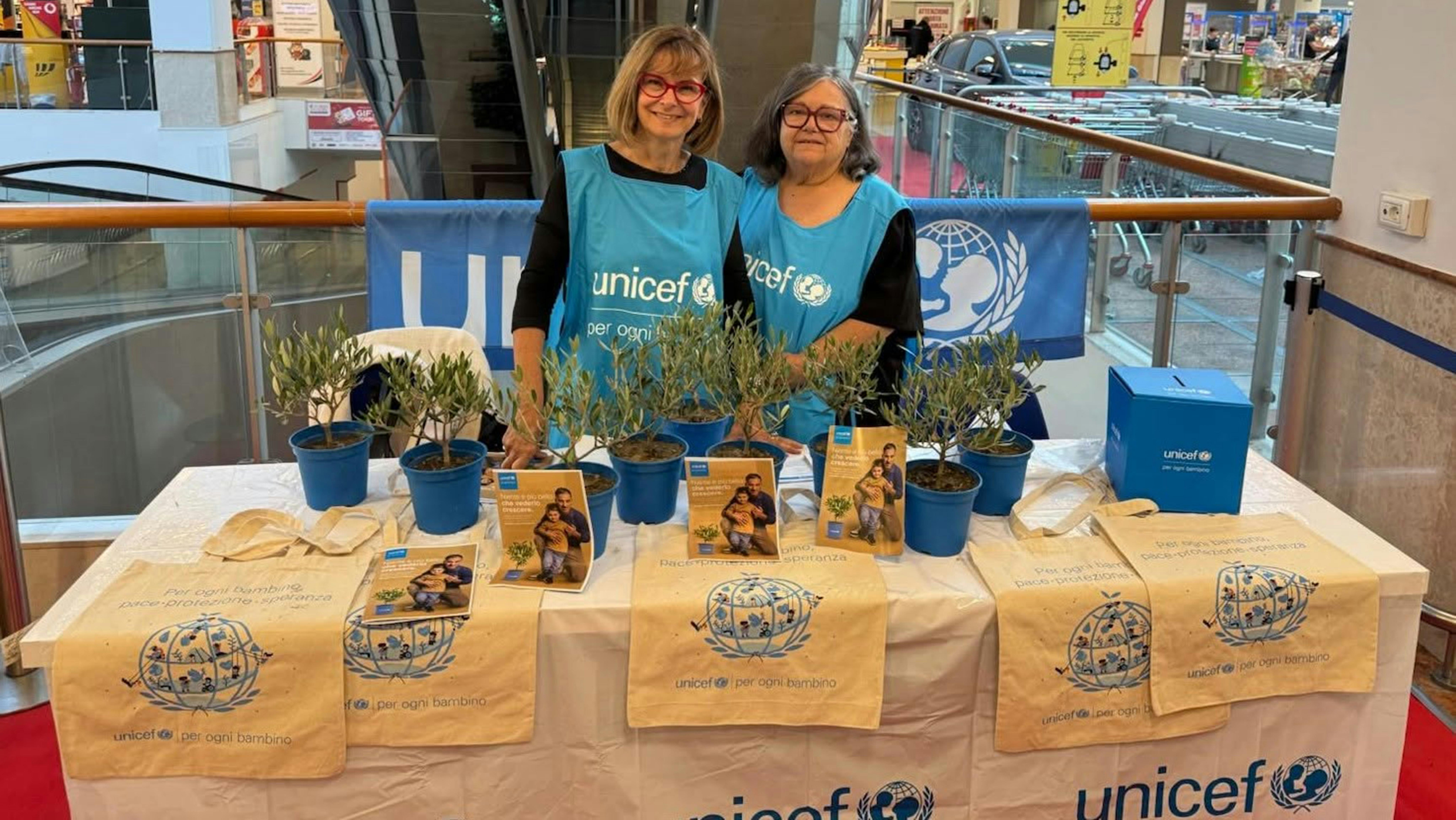 Volontarie UNICEF nella città di Trieste durante la campagna Ulivo UNICEF