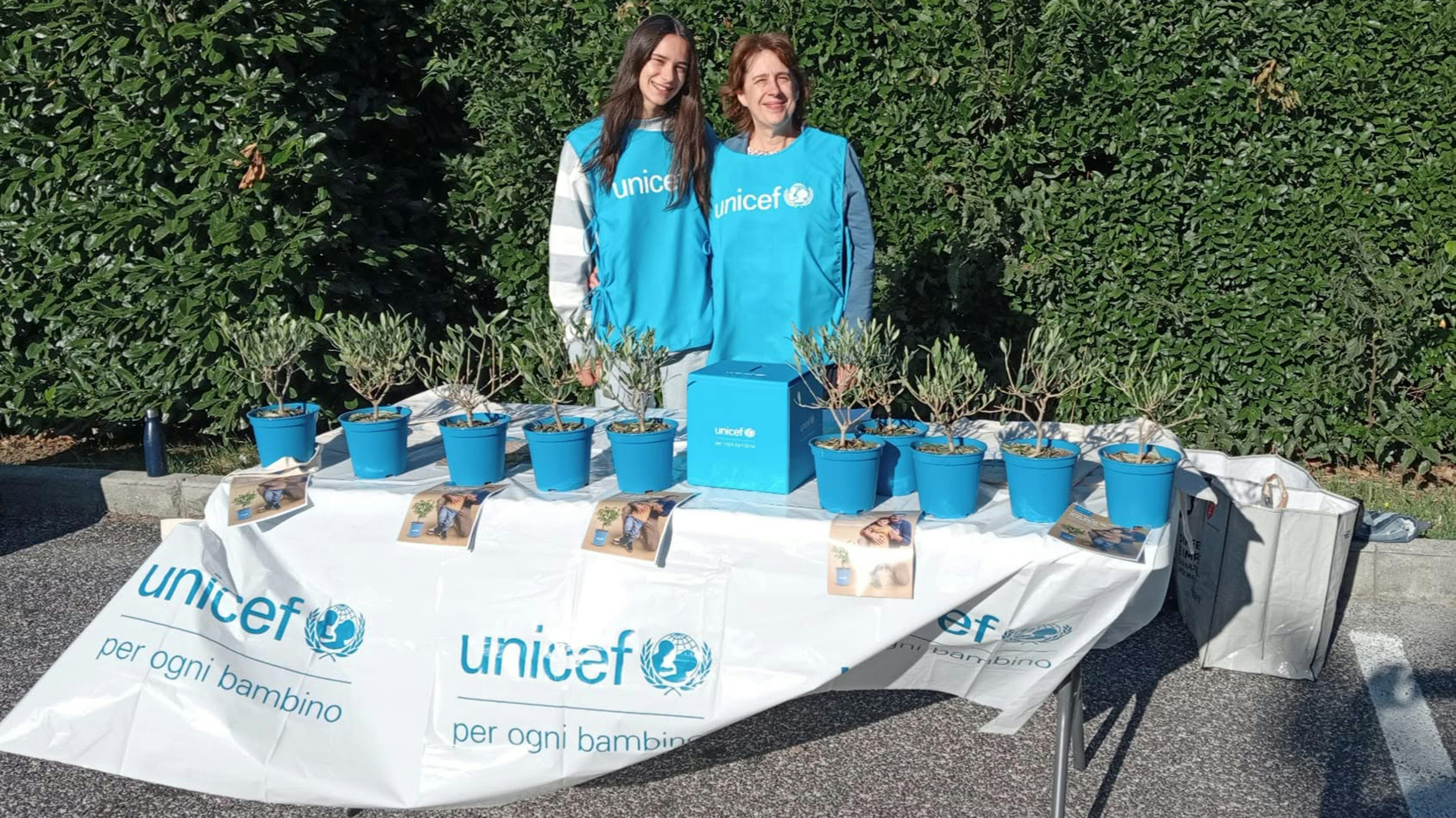 Volontarie UNICEF nella città di Trieste durante la campagna Ulivo UNICEF