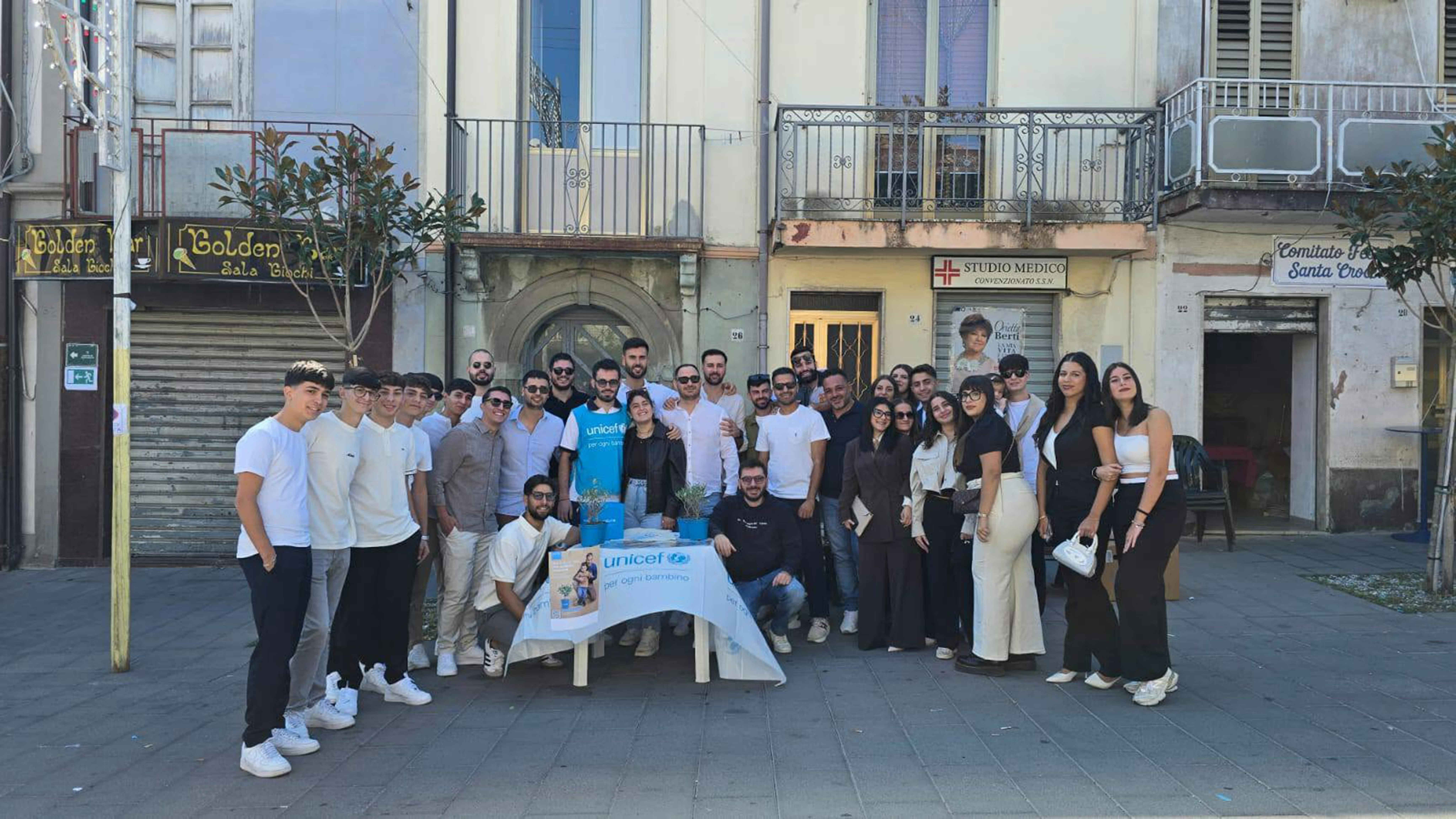 Volontari UNICEF nella città di Vibo Valentia durante la campagna Ulivo UNICEF