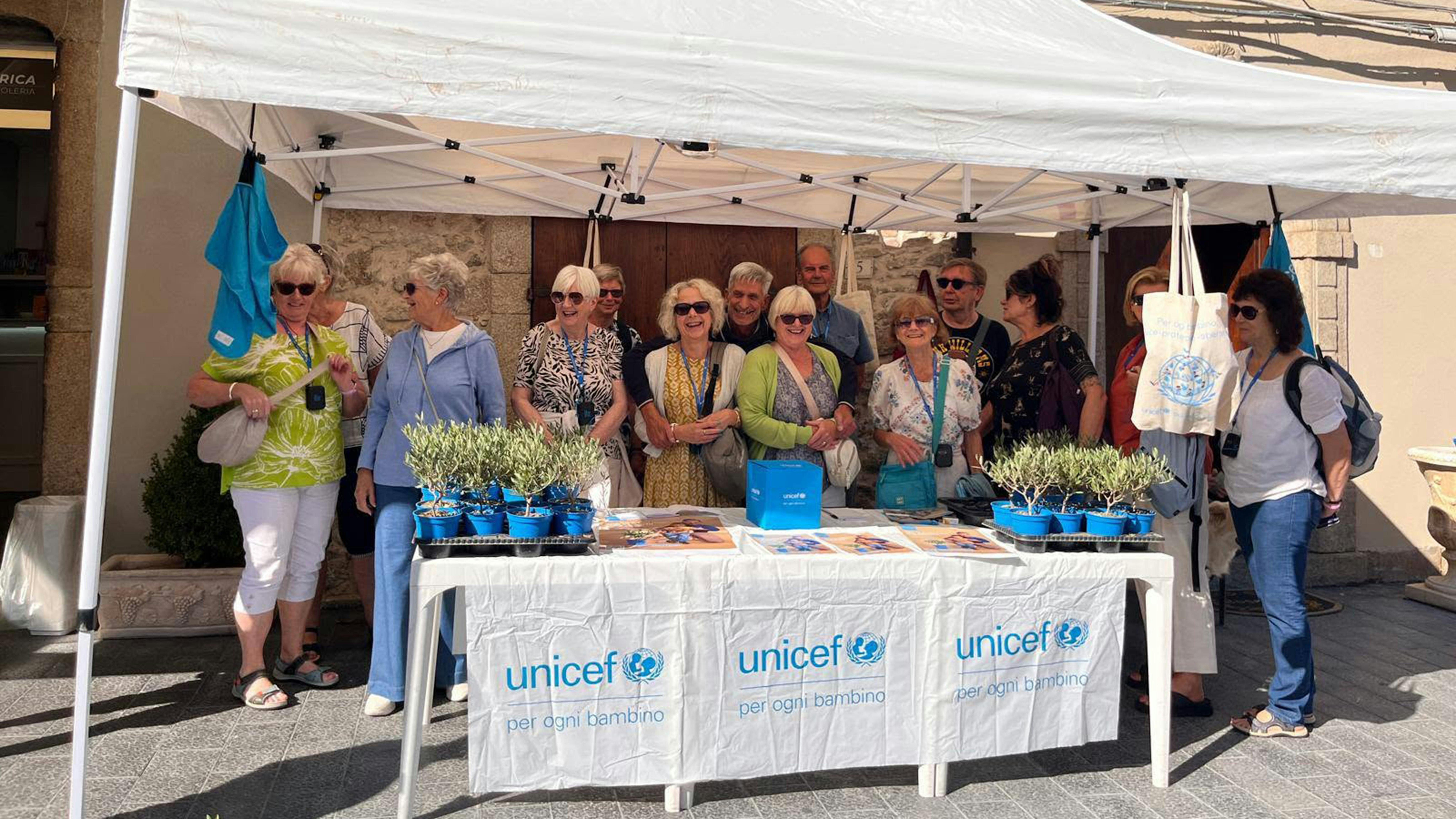 Volontari UNICEF nella città di Vibo Valentia durante la campagna Ulivo UNICEF