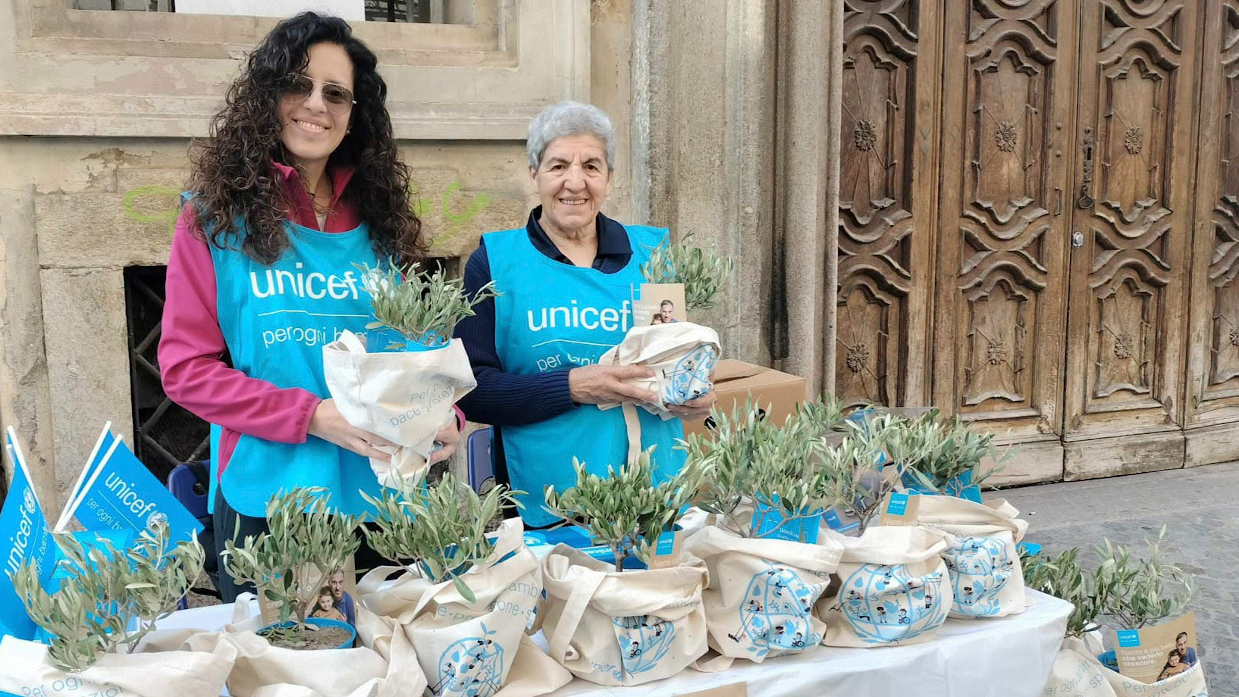 Volontari UNICEF nella città di Torino durante la campagna Ulivo UNICEF