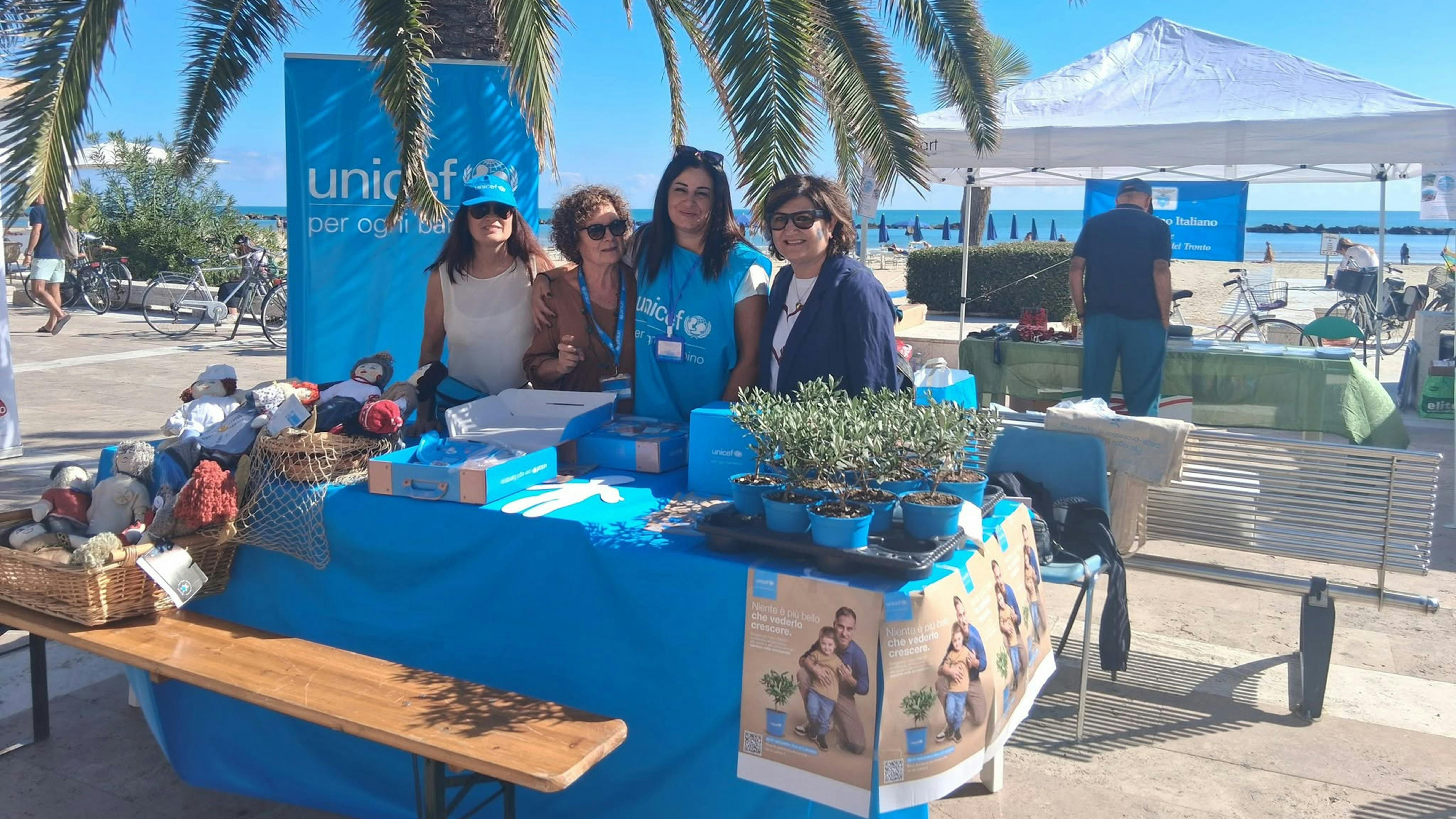 Volontarie UNICEF nella città di Ascoli Piceno durante la campagna Ulivo UNICEF