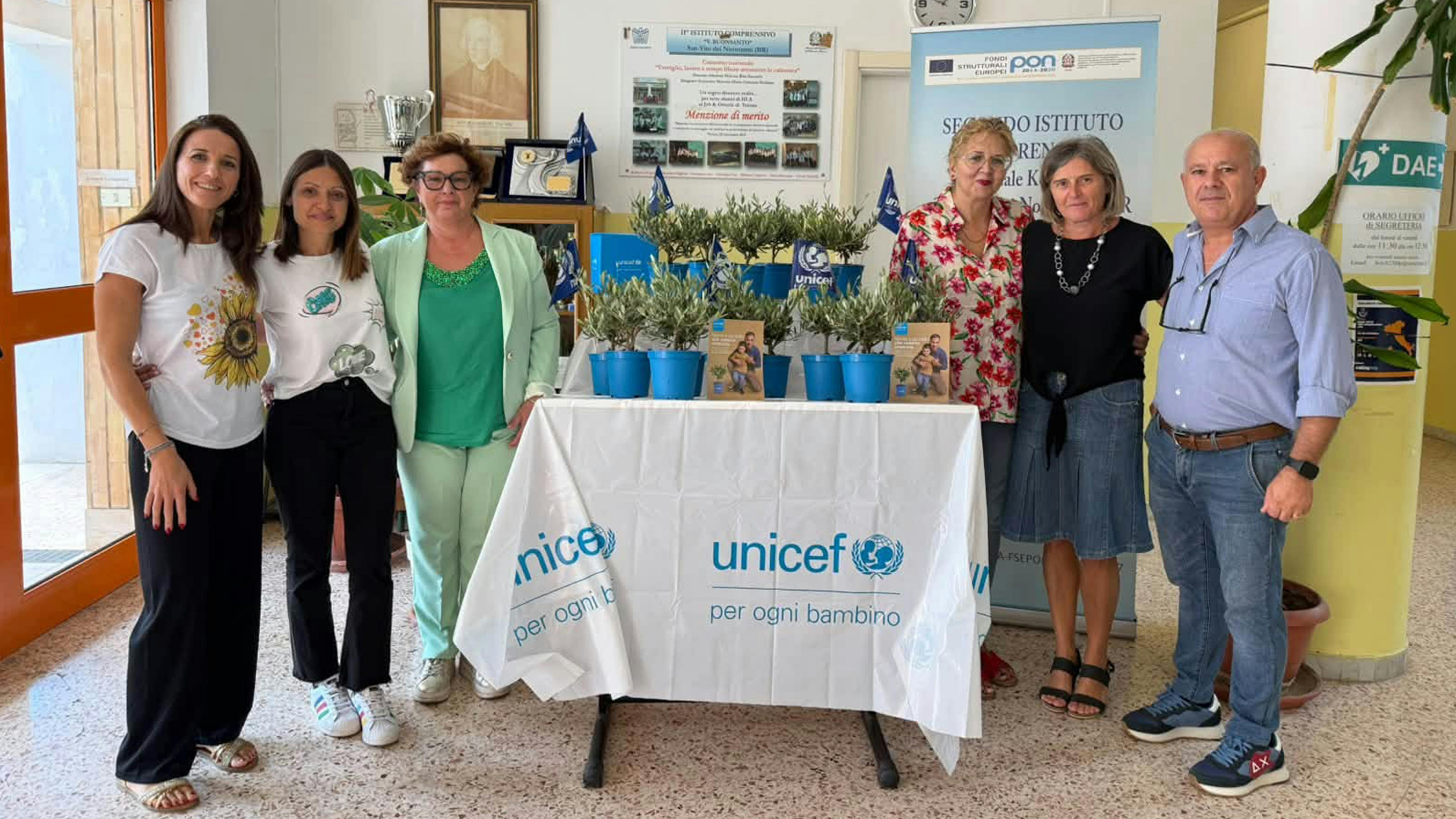 Volontari UNICEF nella città di Brindisi durante la campagna Ulivo UNICEF