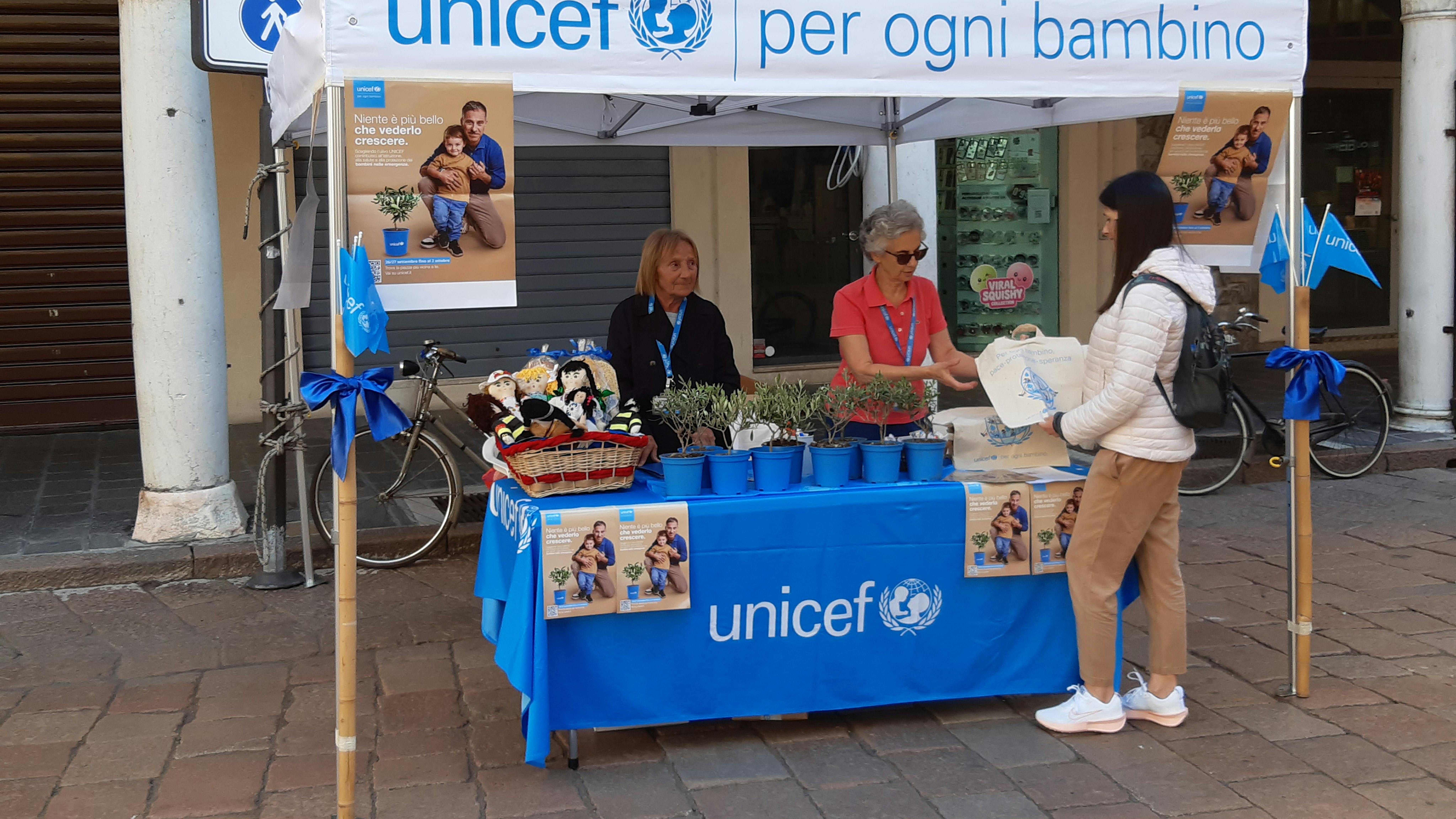 Volontari UNICEF nella città di Mantova durante la campagna Ulivo UNICEF
