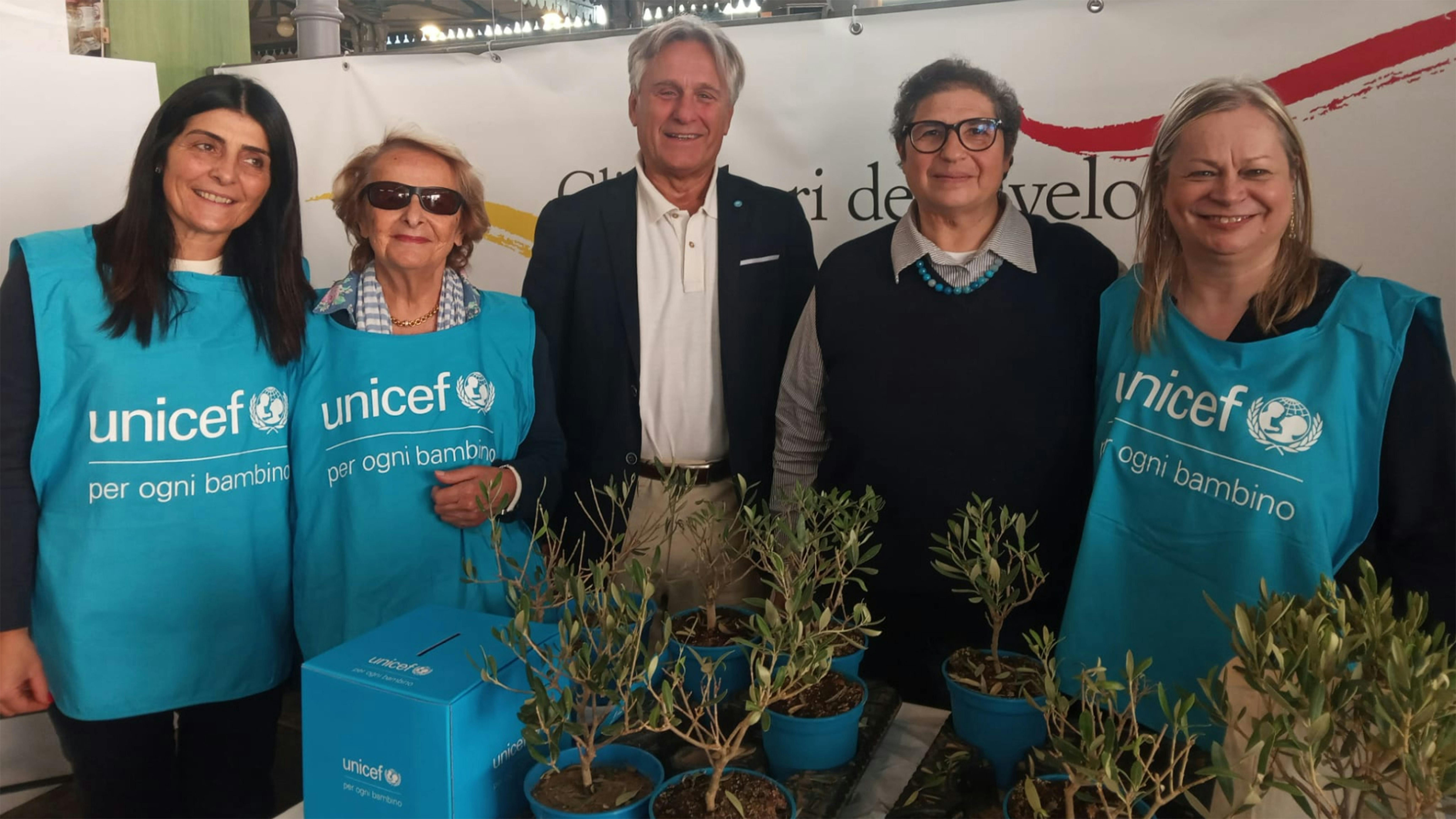 Volontari UNICEF nella città di Modena durante la campagna Ulivo UNICEF