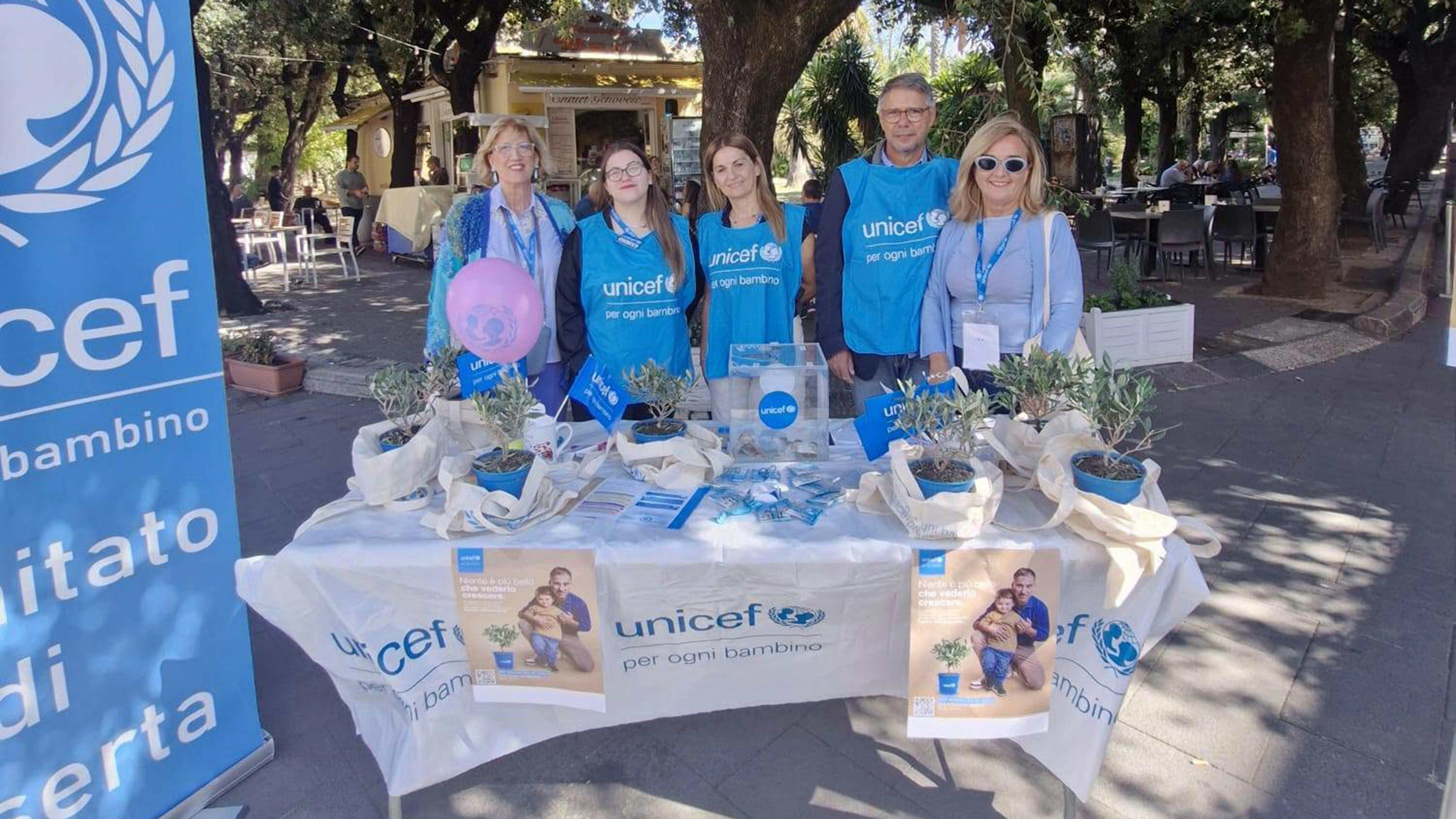 Volontari UNICEF nella città di Caserta durante la campagna Ulivo UNICEF