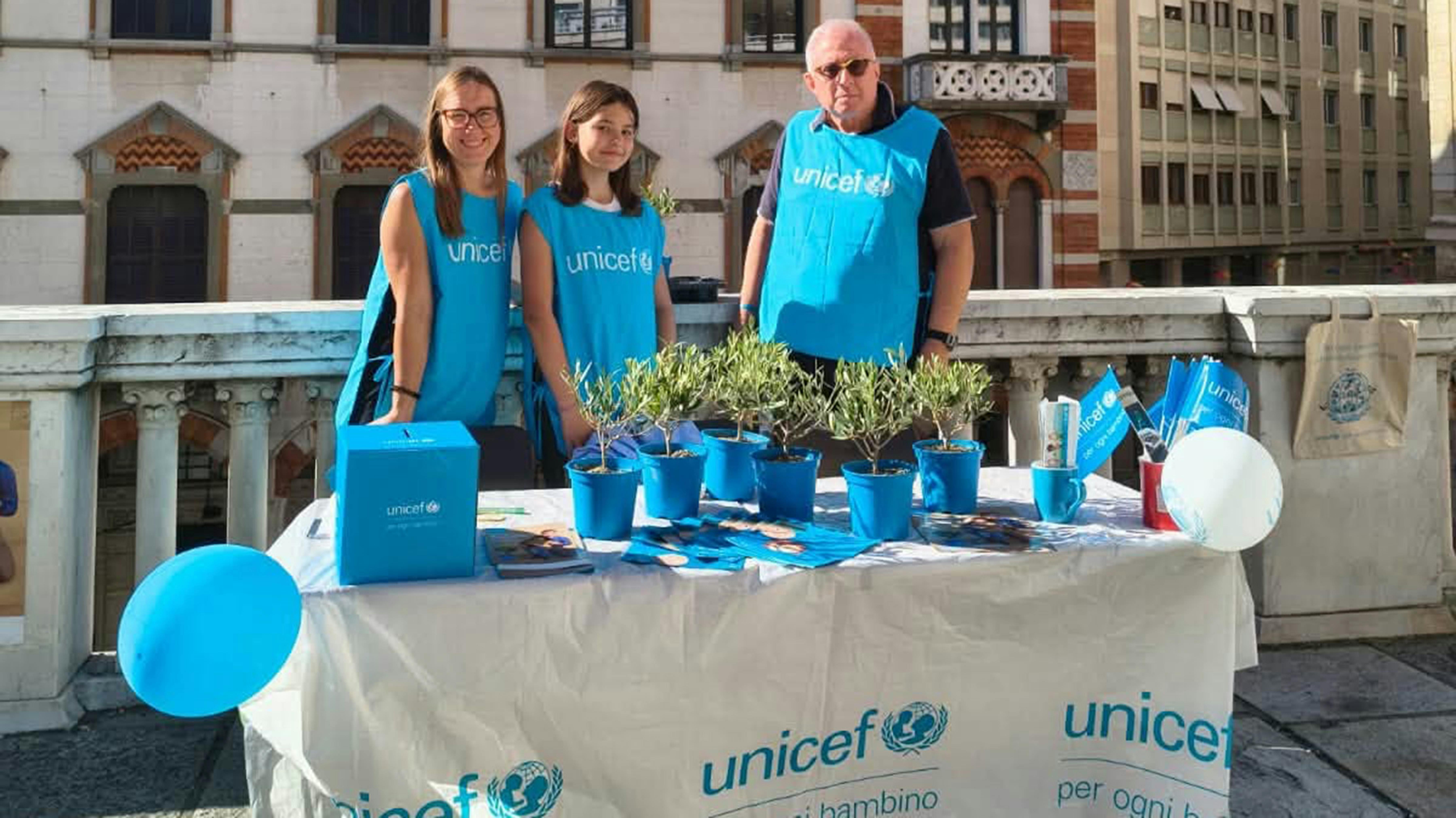 Volontari UNICEF nella città di Genova durante la campagna Ulivo UNICEF