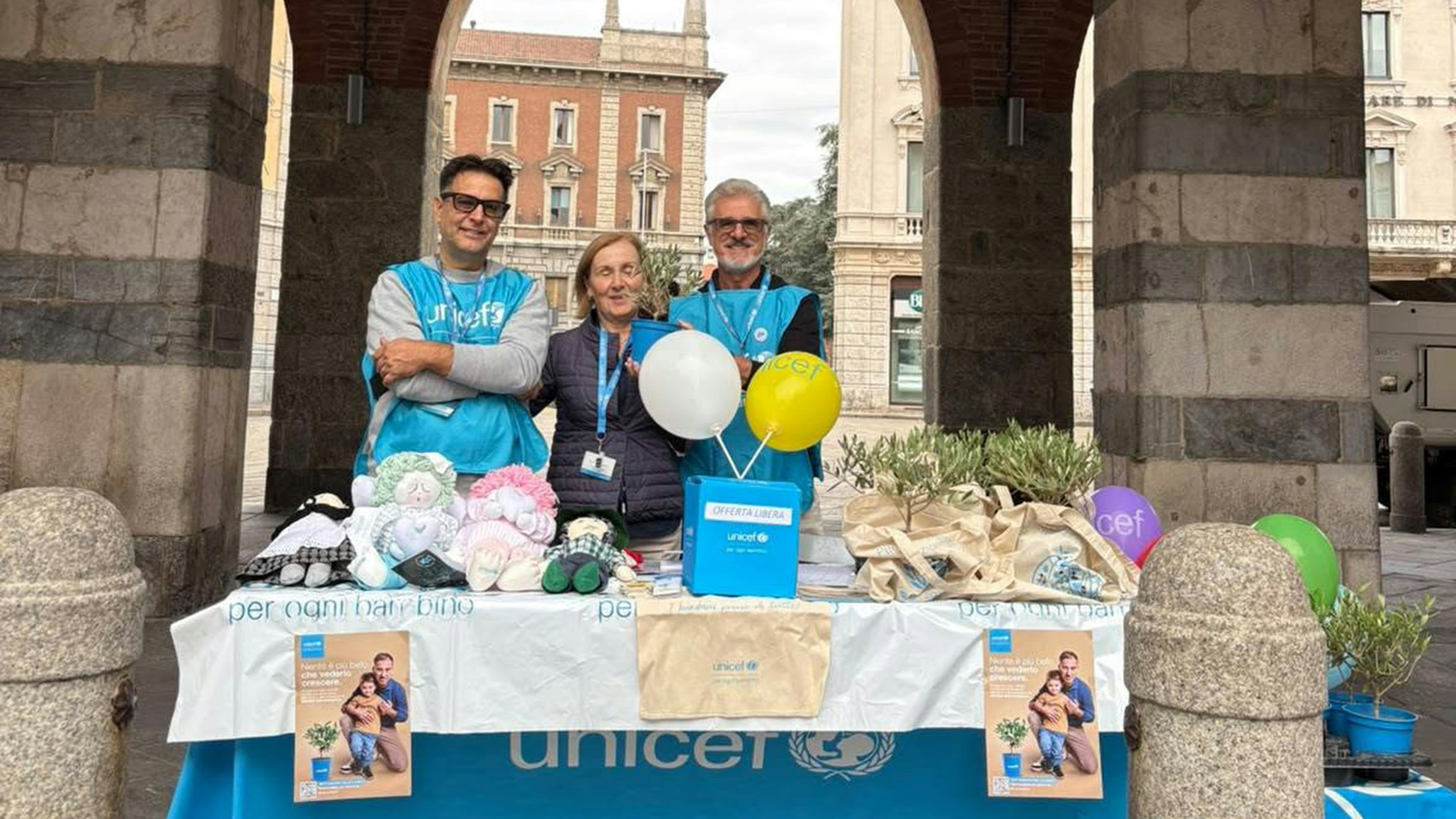 Volontari UNICEF nella città di Monza durante la campagna Ulivo UNICEF